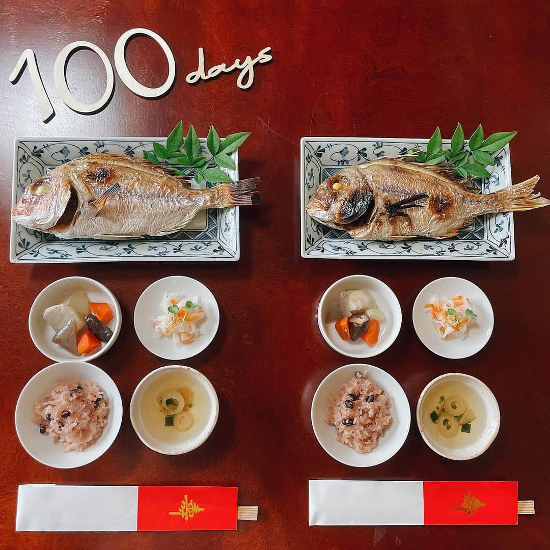 美甘子のインスタグラム：「双子ちゃんは無事100日を迎え、お食い初めのお祝いをしました。 ばあばがお祝膳を手作りしてくれて嬉しかったです。 お母さんありがとう☺️ 食器はお宮参りをした松陰神社でいただいたものと実家の食器を使いました☺️ 歯固め石がなかったので、2枚目の写真にお米でできた歯固めも飾ってみました。  #お食い初め #100日祝い  #双子100日  #ゆうピーはるピー」