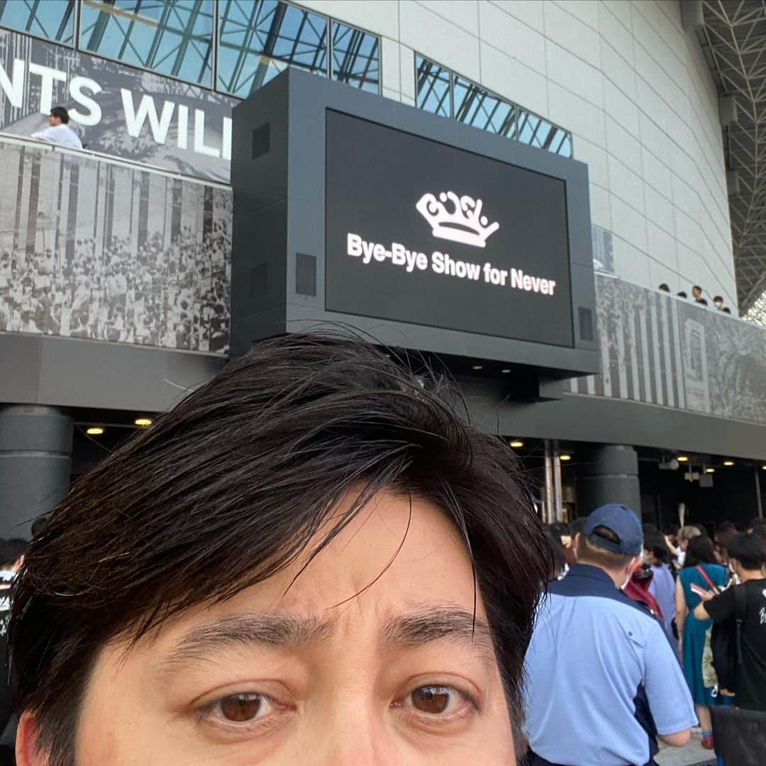 森圭介のインスタグラム：「BiSHの解散ライブを見届けに東京ドームへ。  1曲めのBiSH-星が瞬く夜に-から 5万の清掃員が名前を叫ぶ。 一体感。大袈裟じゃなくてドームが揺れた。  そこから怒涛のセットリスト。 本当にこれで解散？っていう勢い。 19曲目のプロミスザスターからのLETTERSの流れあたりから ずっと泣いてて記憶がおぼろげ。  声を出せてよかった。 肩を組めてよかった。  寂しかったけど、楽しかった。 BiSH、8年間ありがとう！  #BiSH #東京ドーム #解散」