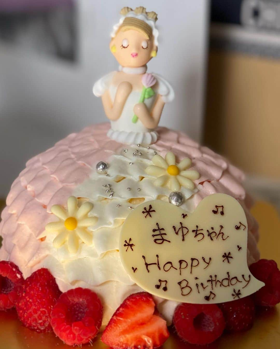 まゆまゆさんのインスタグラム写真 - (まゆまゆInstagram)「. お友達が少し早めの誕生日祝いで 可愛いケーキ持ってきてくれた👗💞 嬉しいびっくり♡ . まゆちゃんのパスタが1番好きだから 外食でパスタ食べるの辞めてるの。 って本気で言ってくるような可愛い子です👭 ご飯屋するなら出資してくれるらしい💞😂笑 #まゆまゆ30  #まゆまゆ31 #まゆまゆ32  やだやだ😌😌😌」6月29日 22時33分 - 7mayu2mayu