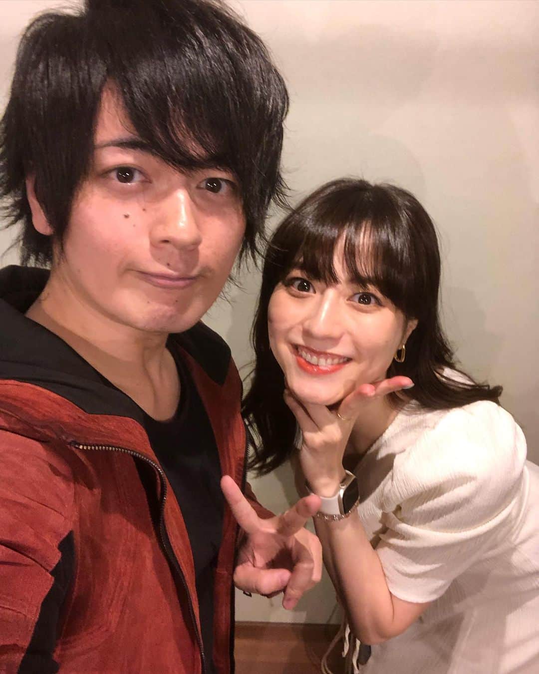 古原靖久のインスタグラム：「share please!! 🏎（Go-oN Red）🏎✖︎🐯（Go-oN silver）🐯  美羽ー! 昨日はありがとう! 色んな話たくさん聞けたし 15年越しの新事実なんかもあり 最高に面白かった🤣  📟古原靖久TVレジェンドコラボ  ✨ヒロイン初ゲスト✨  ゴーオンシルバー須塔美羽 杉本有美コラボお楽しみに!  チャンネル登録して待っててくれよな!プロフィールから飛べます！  #ハリケンジャー20th #アバレンジャー20th #ゴーオンジャー15th  🏎ゴーオンジャー15周年と言うことで東映特撮YouTubeにてゴーオンジャーも配信中！！ 🌈私事ですが事務所をフリーになって色々な活動を始めました。  💎ひとつは養護施設出身の経験を活かした講演会の講師としての活動です。 育った環境のせいにして欲しくなくて 《僕でもなんとか生きていけるんだから、皆にもできるよ》ということを伝えたくて全国を回ってます。 気になった方や法人の皆さん、学校の先生など是非 講演会のオファーお待ちしてます。 詳しくはDMに宜しくお願い致します。  💎二つ目は ご当地ヒーロー活性化の意味を込め ✨ローカルヒーローに1日限定変身プロジェクトです。 簡単に言うと僕が理由をつけてローカルヒーローに変身して敵を倒すと言う物です 〜記憶を無くした男が記憶のカケラを求めて全国を旅を している最中、コナンみたいに事件に巻き込まれます。 そこでご当地ヒーローの力を借りて変身し事件を解決。というお話をオファーしてもらい 各地方のヒーロー達と共に話し合い脚本を作っていき、 ヒーローショーに呼んでもらって頂いてます。 こちらもDMにてオファーお待ちしております！  💎そして３つ目はYouTubeを始めました。 みんな大好きレジェンドヒーロー達とのコラボです🔥 もともとヒーローが大好きでヒーローになったタイプなので、どの世代が見ても刺さる、ヒーロー達のライブラリーを作ろうと思ってます！ 是非ハイライトかプロフィールから📟【古原靖久TV】📟見てください！ チャンネル登録といいねを忘れずにお願い致します!! 続けられるかどうかは皆の応援次第です！ シェアと布教活動のほう宜しくお願い致します！ 切り抜きなども歓迎してます。 字幕をつけられる方も募集中♨️ #キングオージャー #仮面ライダーギーツ 世代の皆も見てね！ 📟シェアお願い致します！ヒーローコラボはYouTubeで👉📟profile Go!!💨 #ゴーオンジャー　#コラボ動画　　#goonger #powerranger #powerrangers #運営さん大好き　#オススメ載りたい　#特撮　#YouTuber #tiktok #tiktokindia #tiktokuni #tiktoker #tiktoknews #tiktoknepal #tiktokph #sharethevideo  #shareplease  #follow #followformorevideo #followers😘thanku #followparty  #love #hero #children」