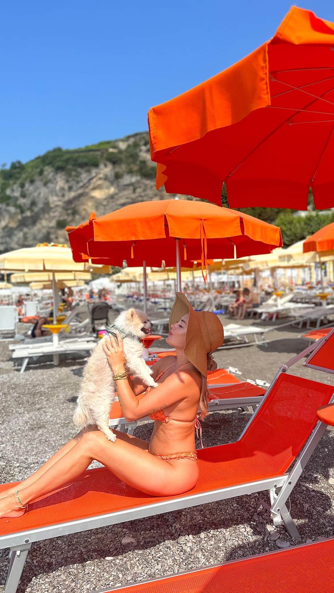 アリサ・ラモスのインスタグラム：「I normally avoid high season at all costs, so I’m not sure how messed up going to one of the top most popular summer destinations in Europe, but I’m making it work!  One thing I know from traveling full time for the last 9 years is that wherever there’s a famous hotspot, there’s also an equally awesome place 20-30 minutes away from it 😂  So, here is Maiori the town just 20 minutes east of Amalfi, and still on the Amalfi Coast! There’s a way longer shoreline, tons of chairs and beach bars, and it costs half the price!  Expect to pay $15 for a sun bed in the front two rows, $10 in the others, and free if you just bring a towel!  Drinks are around €4-6 for wine and Prosecco and €6-10 for spritz!  We drove through Amalfi today and already I was like “wellp…glad we had a few relaxing days in Maori “ 😂  What’s your vibe? Towns like Maiori or the super poppin’ ones like Amalfi and Positano?  Also wanna know if you’d drive here 🤪😂  #amalficoast #amalfi #maiori #mylifesatravelmovie #summerineurope #europeansummer #travelhacks #traveltips」