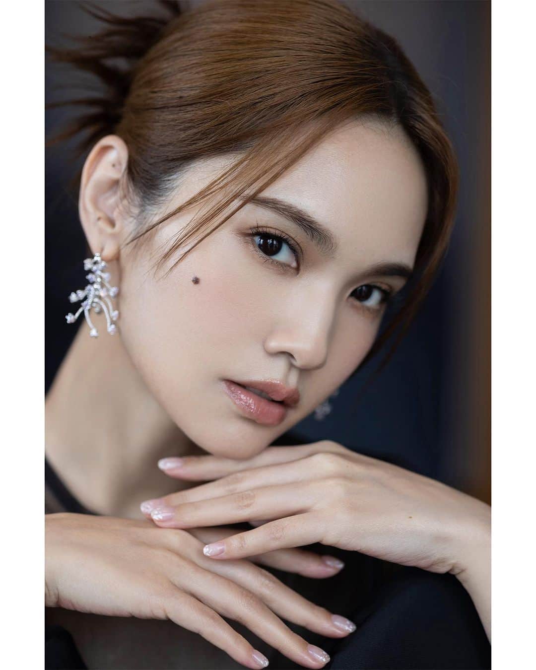 レイニー・ヤンのインスタグラム：「今日赫蓮娜活動 是溫柔優雅的琳🖤  Photographer @rino.xu  Makeup @_wgg_  Hairstylist @sydni_q  Stylist @chinghuachen421  Outfit @alexandermcqueen Accessories @yvmin_official  #工作照 #造型圖」