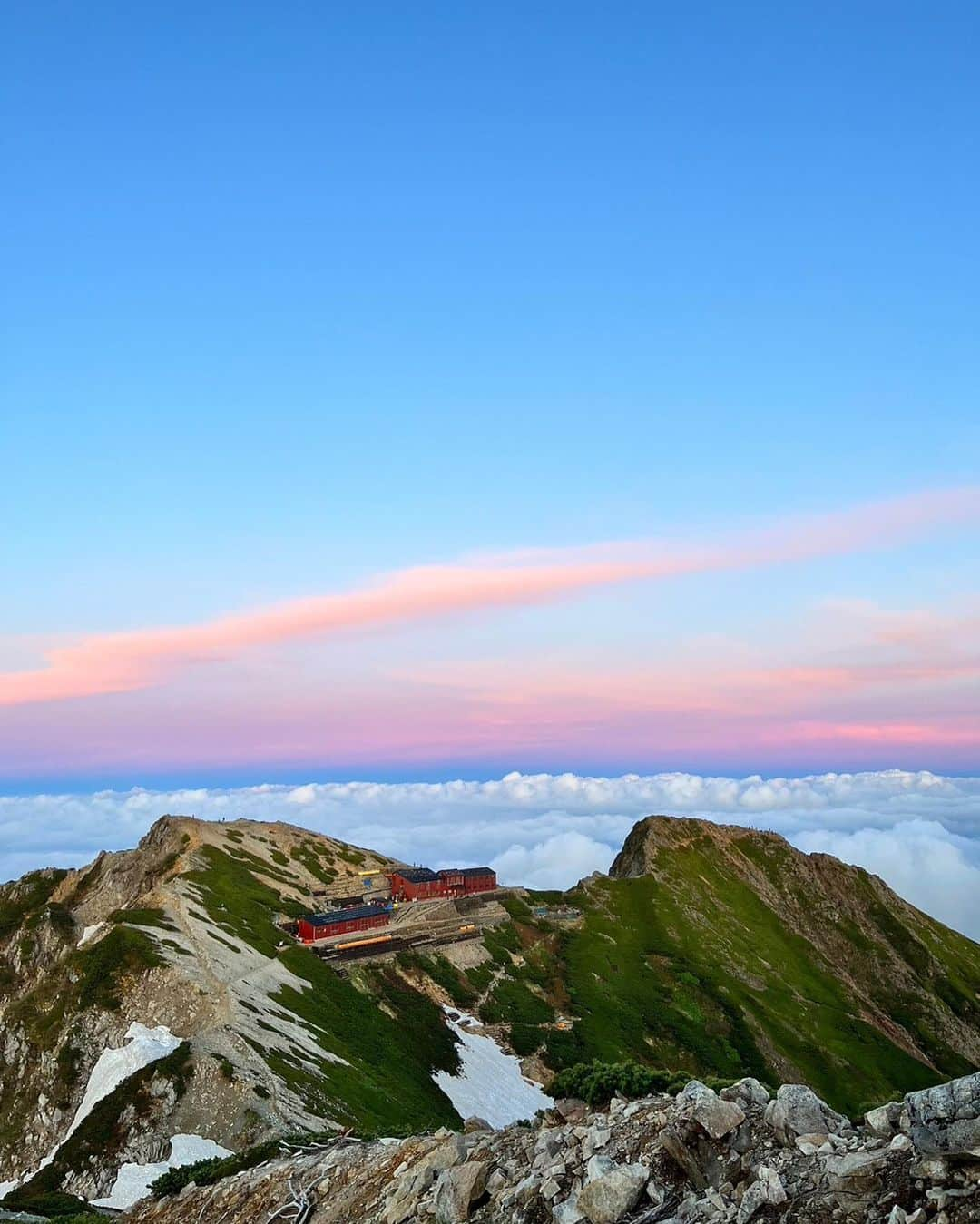 荒井愛花さんのインスタグラム写真 - (荒井愛花Instagram)「初北アルプス！唐松岳へ⛰ 標高2696m🌿  初めて山小屋へ一泊…！ 上りはあいにく曇りだったけど、それもそれで神秘的な景色。 (まるで竜宮城ﾐﾀｲﾃﾞｼﾀ🐉) 一度頂上まで登ったのですが、天気は変わらずで朝晴れたら再チャレンジしよう！となり山小屋で休んでいたら… 急に晴れて絶景！😭😭✨ 素晴らしい景色が目の前に拡がっていたんです (山小屋で同じ部屋だった優しい老夫婦の方が「この景色をみないと人生損するよ！」と起こしてくださいました)  数日経っても思い出せるし、写真を見返してもあの時の感動に打たれます だからもう一度頂上まで登ったの！ (まさか二度登るとは…！笑)  そして夜は見た事ないほどの星、星、星… 見渡す限り星で埋め尽くされている空をみて言葉が出ずでした。(真っ暗だから足元はｶﾞｸﾌﾞﾙ)  日常でみている空と同じ筈なのに、不思議。 普段見えていない事、見落としている事って自分自身すごく多いんだなぁなんて思ったりした。  そして朝4時に起きて、ご来光を。 朝日をみるために崖を越えなければで、高所恐怖症代表中の代表な私は、人生一震えました。というか、身体が途中1mmも動かなくなった… 怖い時って涙が全く出ないのよ…感情の引き出しが増えました……。笑  前回那須岳(朝日岳)登山でも泣き言を言ってましたが、正直比じゃない怖さ。自分頑張ったよ！すごいよ！すごすぎるよ！！😭皆はニコニコしながら崖を登っていて尊敬でしかなかったです。 2度目頂上登る時も、他のメンバーは絶景を求めに絶壁を走っていて……怖すぎて唖然とした…まじでハイカー、ｽｺﾞｽｷﾞﾙ(大尊敬)私は泣きそうになりながらゆっくり登ったよ、、笑  心が解放される空気を浴びれて、怖い経験も沢山して笑、人生楽しもうってとても思ったなぁ(壮大)  日常では色んなものを身に纏ってしまいがちだけど、足るを知れた2日間。 手を取り合えば倍のパフォーマンスも出来るし、だから結局はひとりで生きていけないし、何事も助け合いが必要で、それでもって色んな感情を愉しめたら人生最高だなっ今後楽しみしかないなって凄く思った。ありのままの自分をぎゅっと抱きしめて、今後も好奇心旺盛に沢山チャレンジするぞ🥰🫰🏻 載せきれない写真が沢山でｺﾏﾙ。  #愛花の登山日記 #唐松岳 #北アルプス #登山」6月29日 22時40分 - maaanyaka