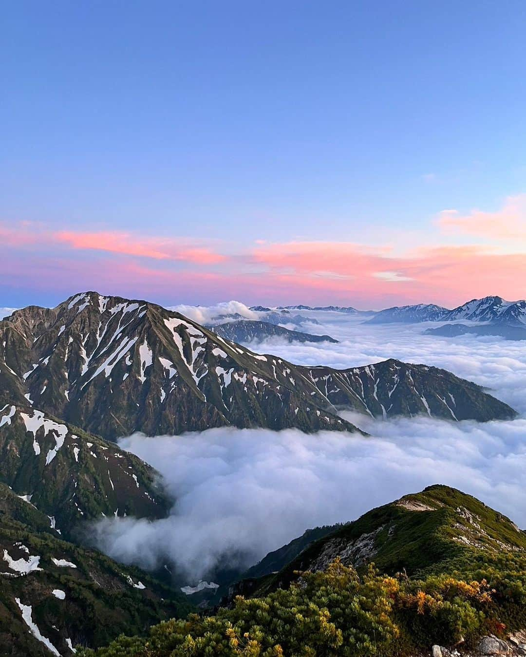 荒井愛花のインスタグラム：「初北アルプス！唐松岳へ⛰ 標高2696m🌿  初めて山小屋へ一泊…！ 上りはあいにく曇りだったけど、それもそれで神秘的な景色。 (まるで竜宮城ﾐﾀｲﾃﾞｼﾀ🐉) 一度頂上まで登ったのですが、天気は変わらずで朝晴れたら再チャレンジしよう！となり山小屋で休んでいたら… 急に晴れて絶景！😭😭✨ 素晴らしい景色が目の前に拡がっていたんです (山小屋で同じ部屋だった優しい老夫婦の方が「この景色をみないと人生損するよ！」と起こしてくださいました)  数日経っても思い出せるし、写真を見返してもあの時の感動に打たれます だからもう一度頂上まで登ったの！ (まさか二度登るとは…！笑)  そして夜は見た事ないほどの星、星、星… 見渡す限り星で埋め尽くされている空をみて言葉が出ずでした。(真っ暗だから足元はｶﾞｸﾌﾞﾙ)  日常でみている空と同じ筈なのに、不思議。 普段見えていない事、見落としている事って自分自身すごく多いんだなぁなんて思ったりした。  そして朝4時に起きて、ご来光を。 朝日をみるために崖を越えなければで、高所恐怖症代表中の代表な私は、人生一震えました。というか、身体が途中1mmも動かなくなった… 怖い時って涙が全く出ないのよ…感情の引き出しが増えました……。笑  前回那須岳(朝日岳)登山でも泣き言を言ってましたが、正直比じゃない怖さ。自分頑張ったよ！すごいよ！すごすぎるよ！！😭皆はニコニコしながら崖を登っていて尊敬でしかなかったです。 2度目頂上登る時も、他のメンバーは絶景を求めに絶壁を走っていて……怖すぎて唖然とした…まじでハイカー、ｽｺﾞｽｷﾞﾙ(大尊敬)私は泣きそうになりながらゆっくり登ったよ、、笑  心が解放される空気を浴びれて、怖い経験も沢山して笑、人生楽しもうってとても思ったなぁ(壮大)  日常では色んなものを身に纏ってしまいがちだけど、足るを知れた2日間。 手を取り合えば倍のパフォーマンスも出来るし、だから結局はひとりで生きていけないし、何事も助け合いが必要で、それでもって色んな感情を愉しめたら人生最高だなっ今後楽しみしかないなって凄く思った。ありのままの自分をぎゅっと抱きしめて、今後も好奇心旺盛に沢山チャレンジするぞ🥰🫰🏻 載せきれない写真が沢山でｺﾏﾙ。  #愛花の登山日記 #唐松岳 #北アルプス #登山」