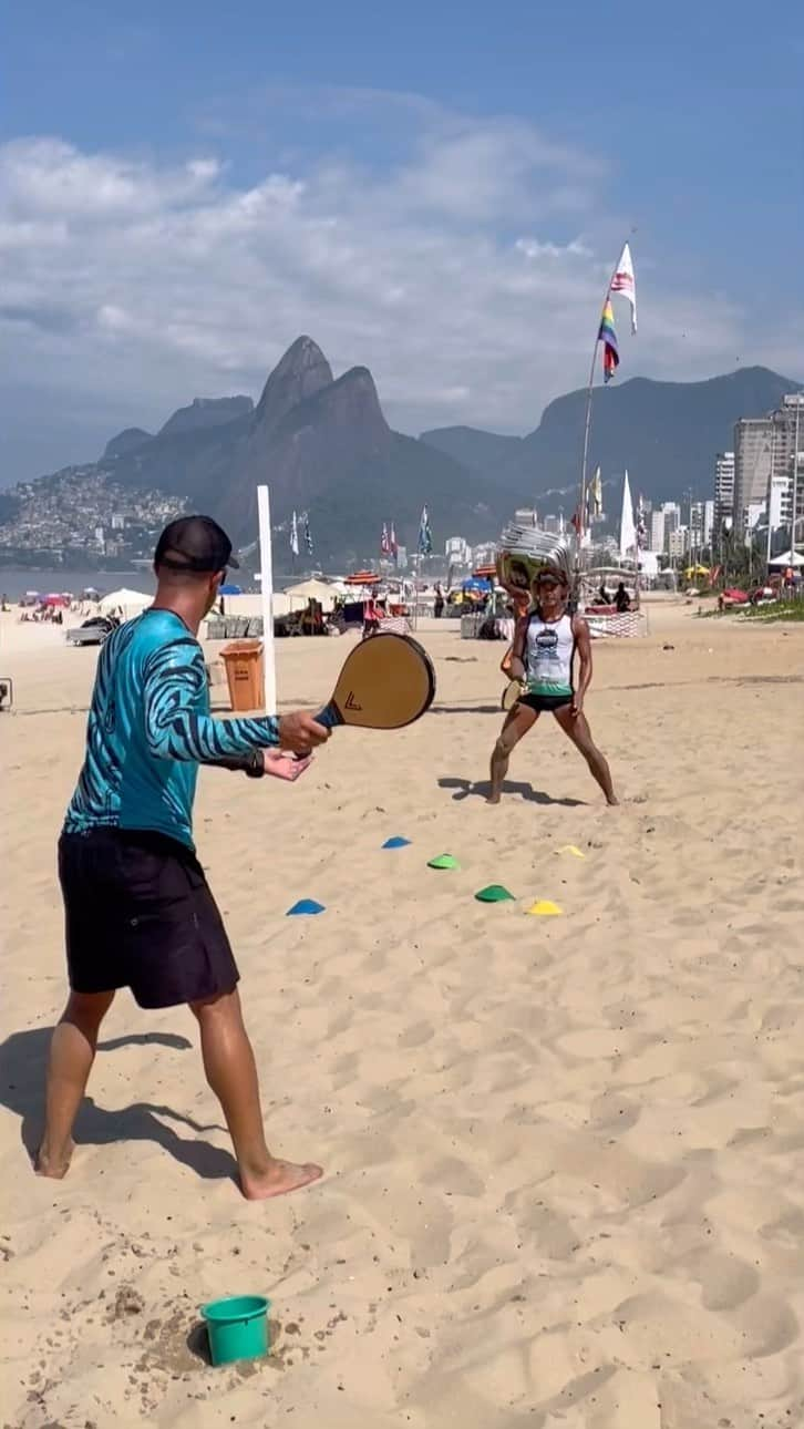 五十嵐恭雄のインスタグラム：「春に行った #ブラジル での練習をふと思い出した🏓 この時より上手くなってるはず！✊  #brazil #riodejaneiro #ipanema  #フレスコボール #Frescoball #Frescobol #BRAZIL #日本代表 #スポーツ #アスリート #athlete #マッスル #muscle #sports #ビーチスポーツ #japan #日本  #羽子板 #筋肉 #パワーアクティ部」