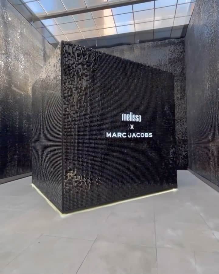 メリッサのインスタグラム：「A #GaleriaMelissaSP tá de cara nova! 🖤  O sucesso da collab #MelissaMarcJacobs ganhou uma instalação chiquérrima na Oscar Freire, 827. Arrasta pro lado pra conferir, e se estiver por São Paulo bora ver de pertinho todos os detalhes!  A instalação ficará disponível até o dia 18 de setembro ✌」