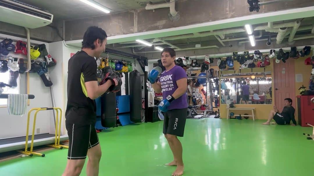 菊田早苗のインスタグラム：「昼間のプロ練習。 形より重さ重視のミット。 ミット二個重ねでもローキック効かせたい。 今年の課題。  #GRABAKA #キックボクシング #寝技」