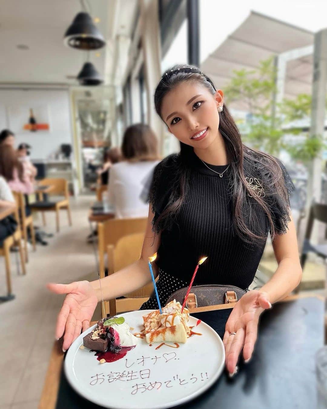 河田玲緒奈のインスタグラム：「. . 私事ではございますが... 本日25歳になりました🤍✨✨✨🤍 . 前日から大好きなお友達、家族に お祝いしてもらって...🥺🤍 今日はお仕事でお店でみんなが お祝いしてくれて笑い疲れて プレゼント、大好きな向日葵🌻と いただいて...🎁❤️ 夜は👨🏽が鉄板焼のdinnerを 予約してくれてて家族5人で🤎  帰ってきてから大好きなお店の ケーキと欲しかったプレゼント🎁❤️ . . 幸せ過ぎて余韻ひたひた😭✨💕💭 . . 新しいことを始めて悩んだ1年間。 家事育児で走り続けた1年間。 身体壊す暇もないくらい突っ走った1年間。 いつどんな時も支えてくれた主人を始め、 子どもたち、家族、友達、 職場のメンバーに感謝してもしきれません😭😭✨ 環境に恵まれてて毎日が充実で幸せです❤️ . 24歳ギリギリで念願のマイホーム購入✨ つい先日やっと着工しました🏠✨ . これからも弱音吐かずに 死ぬ事以外かすり傷。で生きていきます😆 . . お祝いメッセージもありがとうございます♥️ 載せたい写真いっぱいあるから また余韻ひたひた投稿させてください😆」