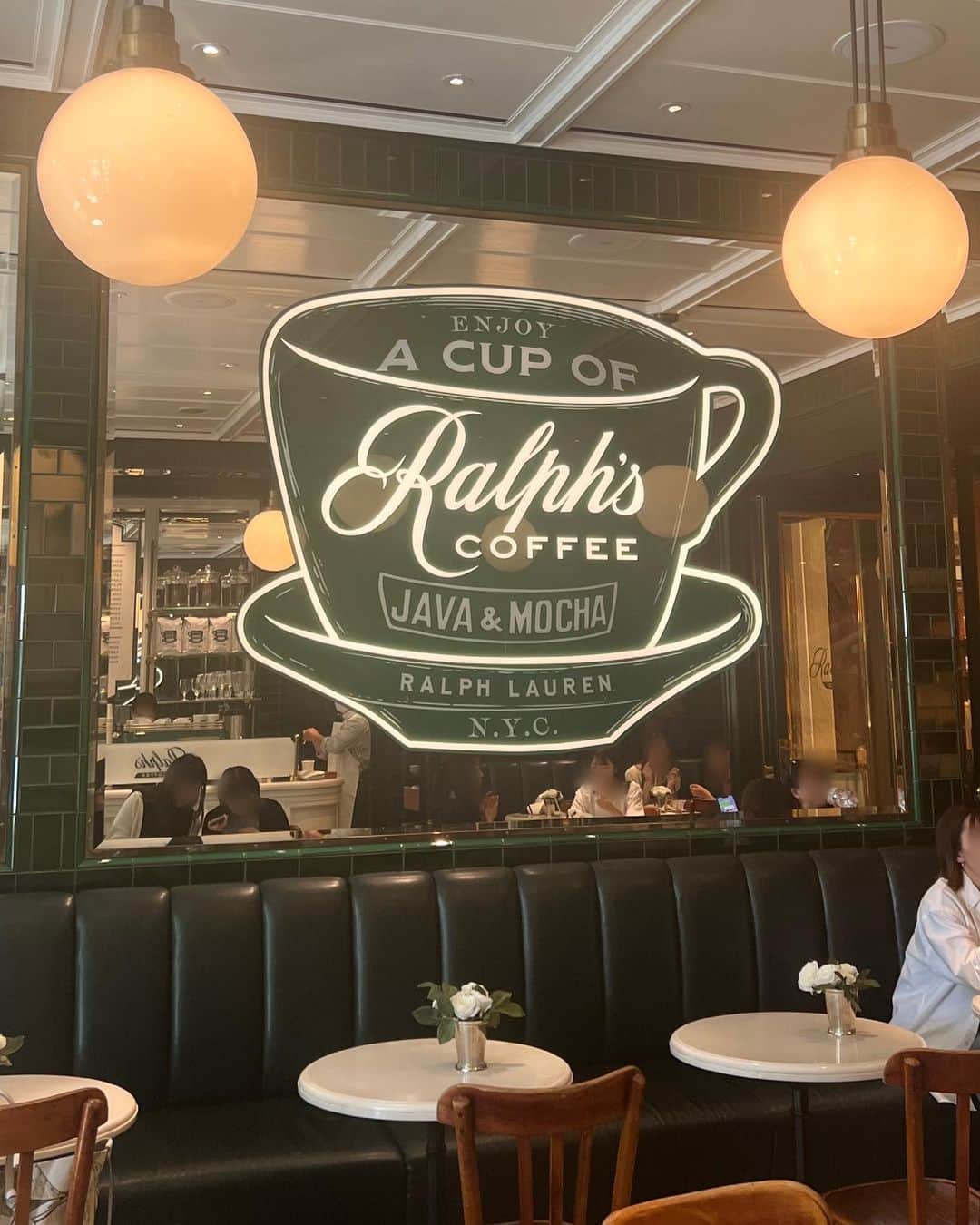 小越しほみさんのインスタグラム写真 - (小越しほみInstagram)「表参道の @ralphscoffee  たまたま空いててサクッと入れた日☕️  暑い日の冷たいレモネードおいしいよね🌝  . . . . . . . . .  #キャットストリート #キャットストリートカフェ #ラルフローレンカフェ #poloralphlauren #ralphscoffee #カフェ #表参道カフェ #表参道グルメ #原宿カフェ #原宿グルメ #表参道 #原宿 #カフェ巡り #カフェ部 #カフェ活 #カフェタイム #カフェ好き #カフェスタグラム #カフェ散歩 #東京カフェ #ラルフローレン #ralphlauren #cafe #cafestagram #茶髪ロング #ラルフズコーヒー #ラルフズコーヒー表参道 #ralphscoffeeomotesando #大人フェミニン #大人フェミニンコーデ」6月29日 22時49分 - shihomi1129