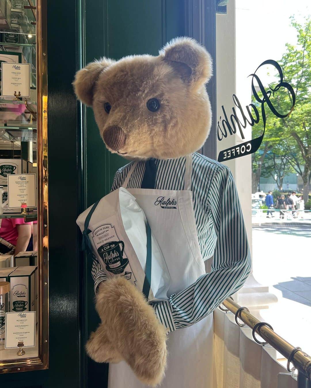 小越しほみさんのインスタグラム写真 - (小越しほみInstagram)「表参道の @ralphscoffee  たまたま空いててサクッと入れた日☕️  暑い日の冷たいレモネードおいしいよね🌝  . . . . . . . . .  #キャットストリート #キャットストリートカフェ #ラルフローレンカフェ #poloralphlauren #ralphscoffee #カフェ #表参道カフェ #表参道グルメ #原宿カフェ #原宿グルメ #表参道 #原宿 #カフェ巡り #カフェ部 #カフェ活 #カフェタイム #カフェ好き #カフェスタグラム #カフェ散歩 #東京カフェ #ラルフローレン #ralphlauren #cafe #cafestagram #茶髪ロング #ラルフズコーヒー #ラルフズコーヒー表参道 #ralphscoffeeomotesando #大人フェミニン #大人フェミニンコーデ」6月29日 22時49分 - shihomi1129