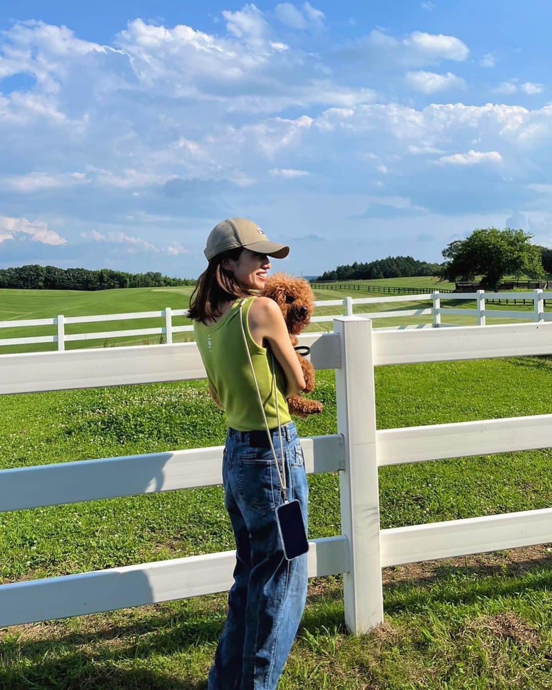 のインスタグラム：「今日は一気に晴れ🌞 ありがとう太陽！😂🧡  娘との念願の @nasufarmvillage に♡ ここはわんこ歩けないエリアなのでオカン抱っこ中🐶  とにかくめちゃくちゃ素敵な場所でした！ またアップしちゃお🐴🌿✨ . . . . . . #那須旅行#那須ファームヴィレッジ  #親子#家族旅行#犬と旅行  #動画画質悪め🥺」