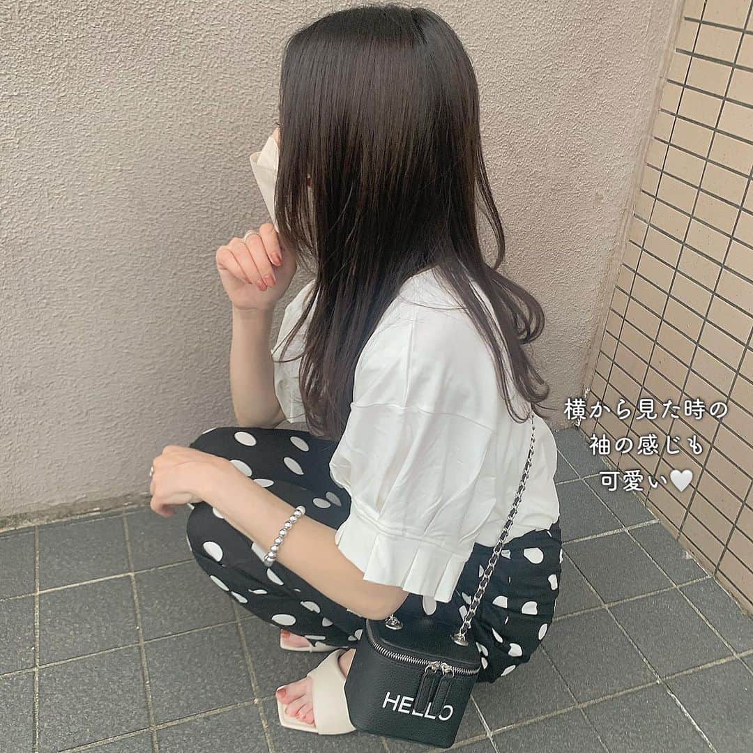 kaorinさんのインスタグラム写真 - (kaorinInstagram)「プリーツの袖が可愛い @aquagarage の 袖プリーツカットソー♡  太めのプリーツの袖がポイントのトップス🤍  二の腕がすっぽり隠れるので、 腕が華奢見えします✌️  首周りはクルーネックなので、 骨格ウェーブさんにオススメです✨  ハイウエストのドットパンツと合わせて 骨格ウェーブコーデをしてみました♡  ストーリーにリンク貼ってあります❣️  サイトでは 🔍袖プリーツカットソー と検索してみて下さいね🫶🏻  #アクアガレージ#アクアコーデ#aquagarage#二の腕カバー#華奢見え#華奢見えコーデ#大人可愛いコーデ#ドットパンツ#ザラ#ザラコーデ#骨格ウェーブ#骨格ウェーブコーデ#アラフォー#アラフォーコーデ#プチプラファッション」6月29日 22時49分 - kaorinnnhyrk