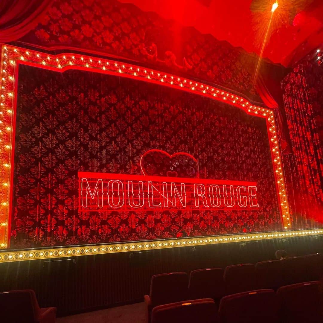 サーヤのインスタグラム：「「ムーラン・ルージュ！ザ・ミュージカル」初日公演、圧巻でした… 劇場に入った瞬間からみっちり魅了されてしまった！ 私が訳詞を担当させて頂いた「Backstage Romance」の盛り上がりを観たら安心して涙が… 皆さんが歌詞以上に気持ちを落とし込んでくださって感激です 携わることが出来て本当に幸せです！  #ムーランルージュ #ムーランルージュザミュージカル #帝国劇場」
