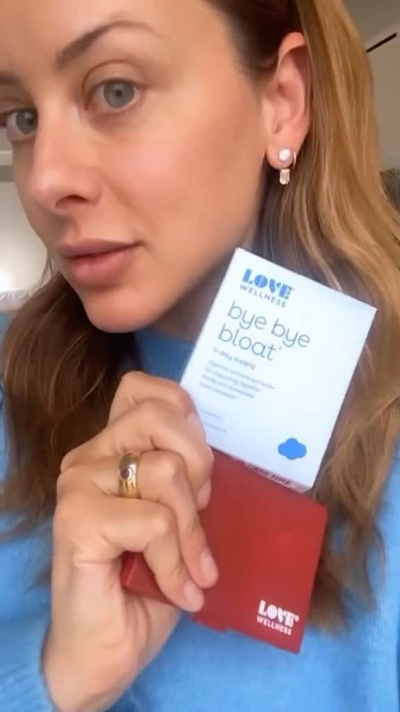 のインスタグラム：「Land of the FREE gifts for the 4th of July weekend! Spend $50 or more on @lovewellness’s site and get a Bye Bye Bloat 5-Day Supply and Travel Vitamin Organizer! 💙❤️  Comment what your 4th of July plans are👇」