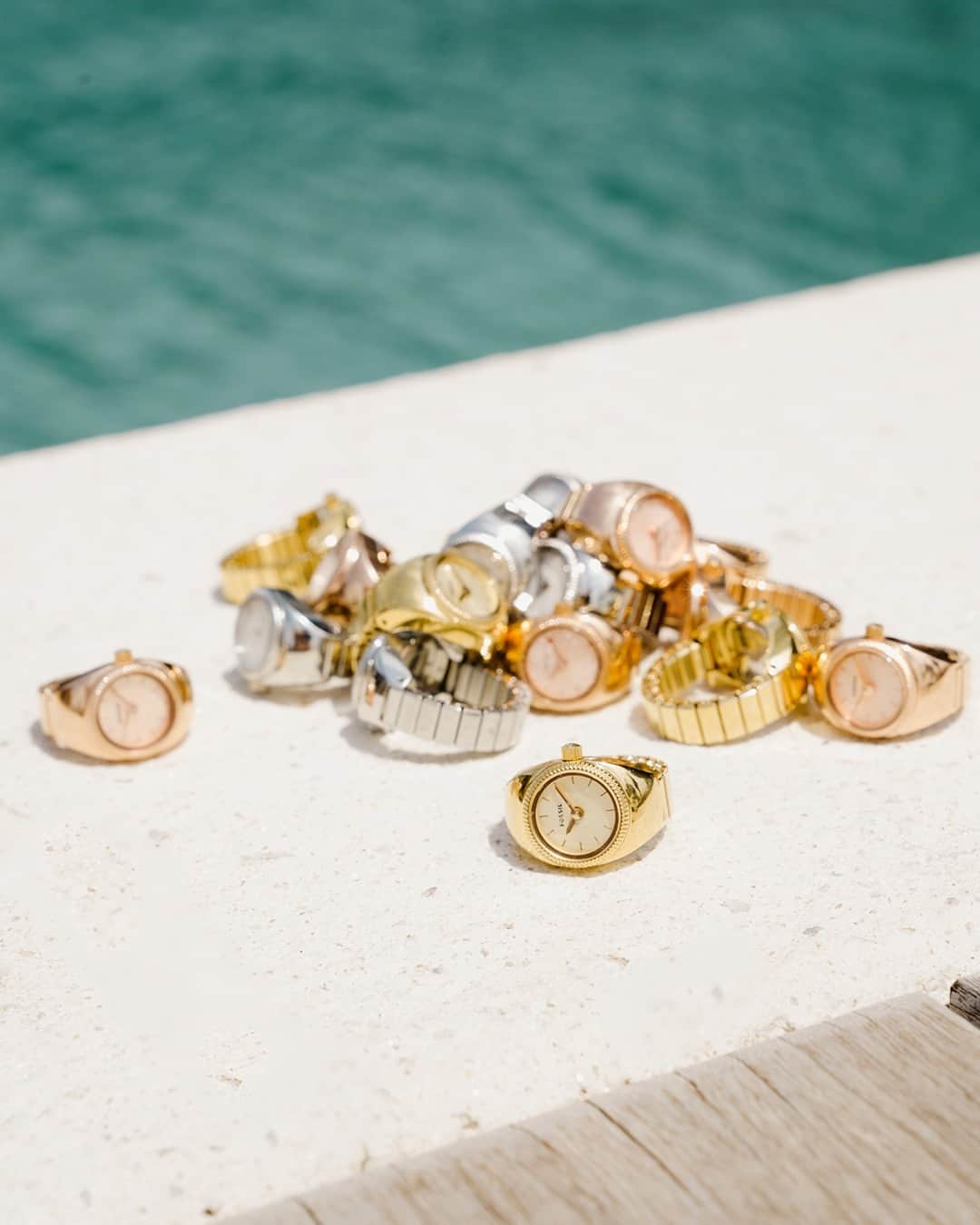 のインスタグラム：「Everyone’s favorite poolside accoutrements✨ #SunniestSideUp」
