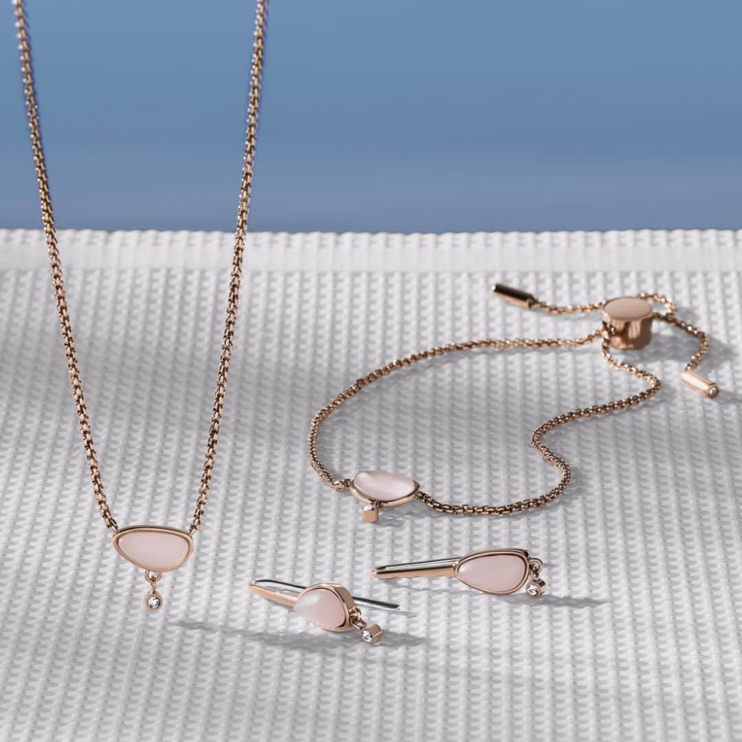 スカーゲンのインスタグラム：「Find inspiration with our new Sea Glass collection. This beautiful pink symbolizes love & friendship.」