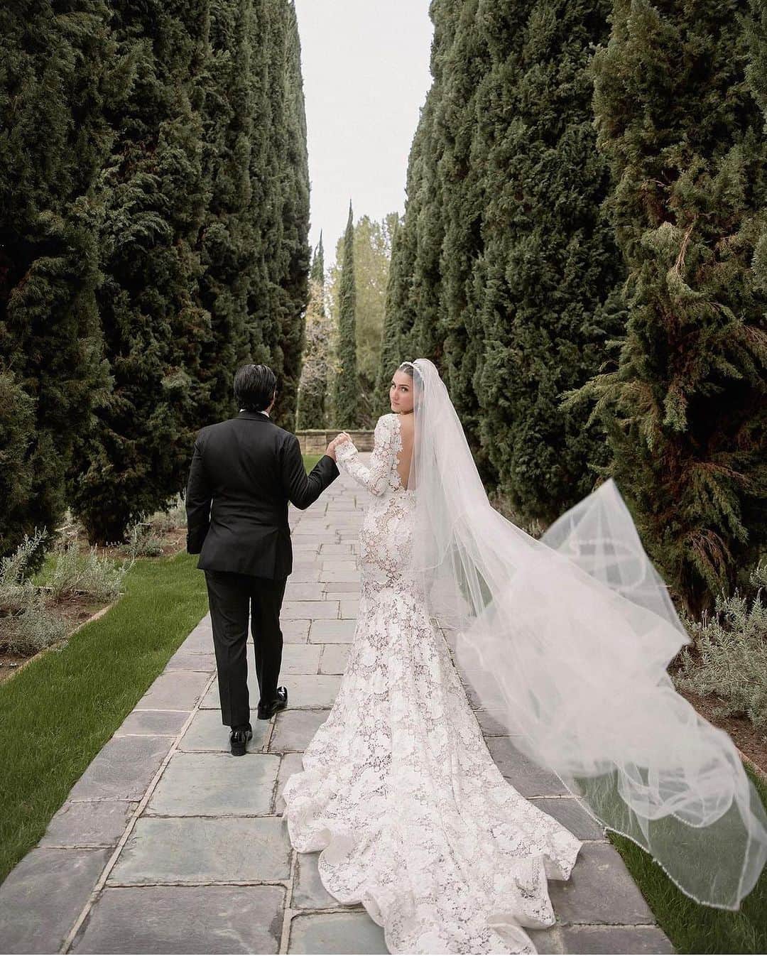 BERTAのインスタグラム：「Bridal perfection 🕊️ @renezadoriphotography 📷」