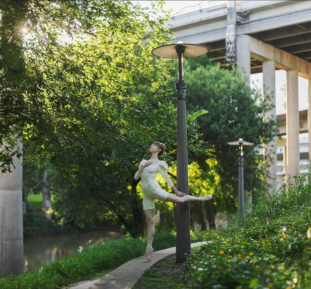 のインスタグラム：「𝐍𝐚𝐭𝐚𝐥𝐢𝐞 𝐕𝐚𝐫𝐧𝐮𝐦 at Buffalo Bayou Park in Houston.   @natisacoolkid #natalievarnum #ballerinaproject #buffalobayou #houston #ballerina #ballet #dance @selkie #selkie   Ballerina Project 𝗹𝗮𝗿𝗴𝗲 𝗳𝗼𝗿𝗺𝗮𝘁 𝗹𝗶𝗺𝗶𝘁𝗲𝗱 𝗲𝗱𝘁𝗶𝗼𝗻 𝗽𝗿𝗶𝗻𝘁𝘀 and 𝗜𝗻𝘀𝘁𝗮𝘅 𝗰𝗼𝗹𝗹𝗲𝗰𝘁𝗶𝗼𝗻𝘀 on sale in our Etsy store. Link is located in our bio.  𝙎𝙪𝙗𝙨𝙘𝙧𝙞𝙗𝙚 to the 𝐁𝐚𝐥𝐥𝐞𝐫𝐢𝐧𝐚 𝐏𝐫𝐨𝐣𝐞𝐜𝐭 on Instagram to have access to exclusive and never seen before content. 🩰」