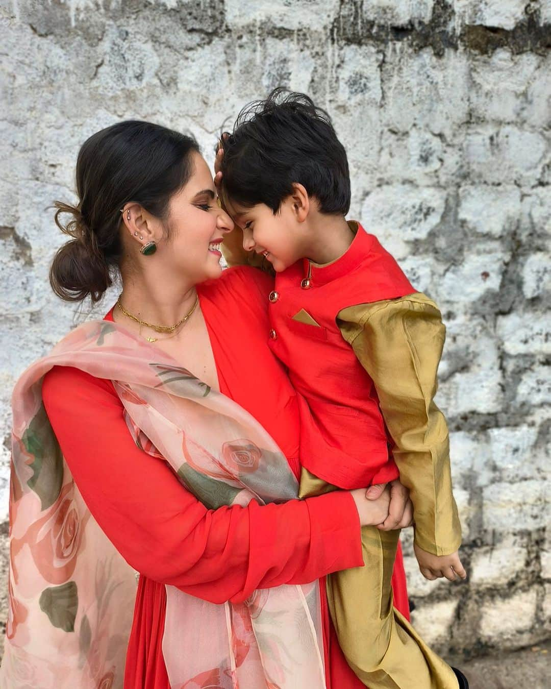 サニア・ミルザさんのインスタグラム写真 - (サニア・ミルザInstagram)「Eid Mubarak ❤️🌙🤲🏽  Twinning in our @duaindiaofficial outfits 😘」6月29日 23時08分 - mirzasaniar