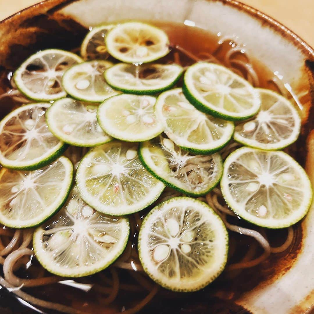 のインスタグラム：「ほんま毎日蒸し暑いですね😵  毎年、梅雨が苦手の私です😩 蕎麦と柑橘と出汁つゆで乗り切りましょう  日本人で良かった😌✨  #すだち蕎麦」