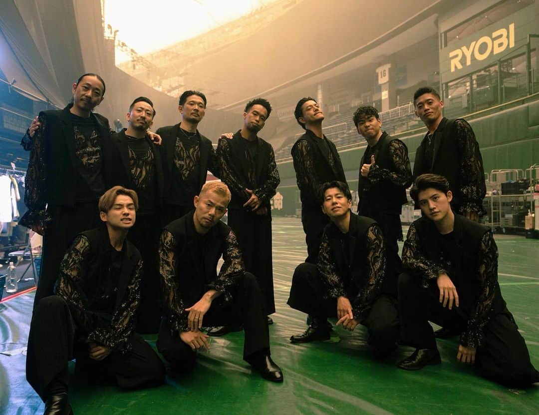 SONNYのインスタグラム：「TOHO DANCERS pt 1 📸 【Before hitting the stage】  DANCERS:  @ywkibhs  @50tokyo  @a.tamiyah  @ksk_bgl  @ryotatheteam  @hiroto0401  @kodaikodaikodai  @kenzomasuda  @taaaney__  @ora_naoki   @cb1484  @linaigarashi  @erikoshimamura  @nanakokubo_  @seeee26  @akarii_510   CAMERA: @ryoya_suzuki___  @kny1993   #東方神起livetour2023_classyc #東方神起 #TVXQ #東方ダンサーズ」