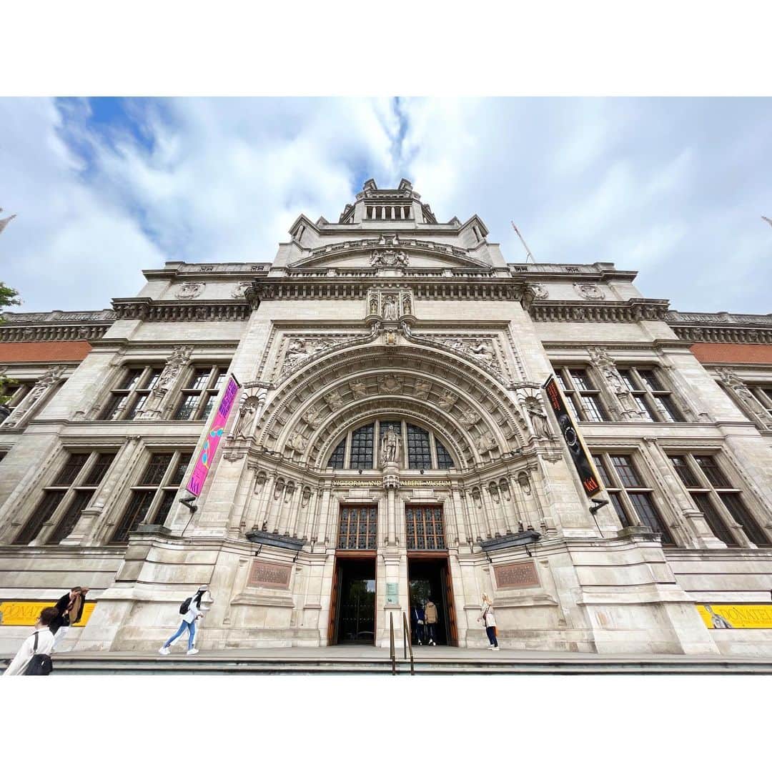 二見夕貴さんのインスタグラム写真 - (二見夕貴Instagram)「.  イギリスの素敵なところのひとつ。 多くの立派な美術館や博物館が 無料で楽しめるところ🫶🏻🇬🇧✨  初めて来た時はアクティブすぎて たくさん巡りました☺︎ もしかしたら美術館とかギャラリーに 興味持つようになったのそこからかも🤔  展示だけでなく建築も楽しめるからすき🥰  -  ◻︎ Victoria and Albert Museum ◻︎ Royal Academy of Arts  ▶︎V&A museumは素敵なV&A cafeと デザイン性の高いグッズが有名なとこ♡ お土産にしたいものあるかなーと再訪したら エントランスのオブジェが 富山ガラス美術館で見たガラスアートに似てた🫶🏻  男性トイレにも ベビーシートあるのも素敵よね🇬🇧💓  ▶︎Royal Academy of Artsは 滞在2日目のお散歩中にぷらりと初訪問🌱 でっかい最後の晩餐に出逢えた👼🏻 クセのある絵画とGift shopが楽しかった☺︎  #london #uk #victoriaandalbertmuseum #royalacademyofarts #ロンドン旅行 #ロンドン散歩 #ロンドン土産 #美術館巡り」6月29日 23時19分 - yyyuki___