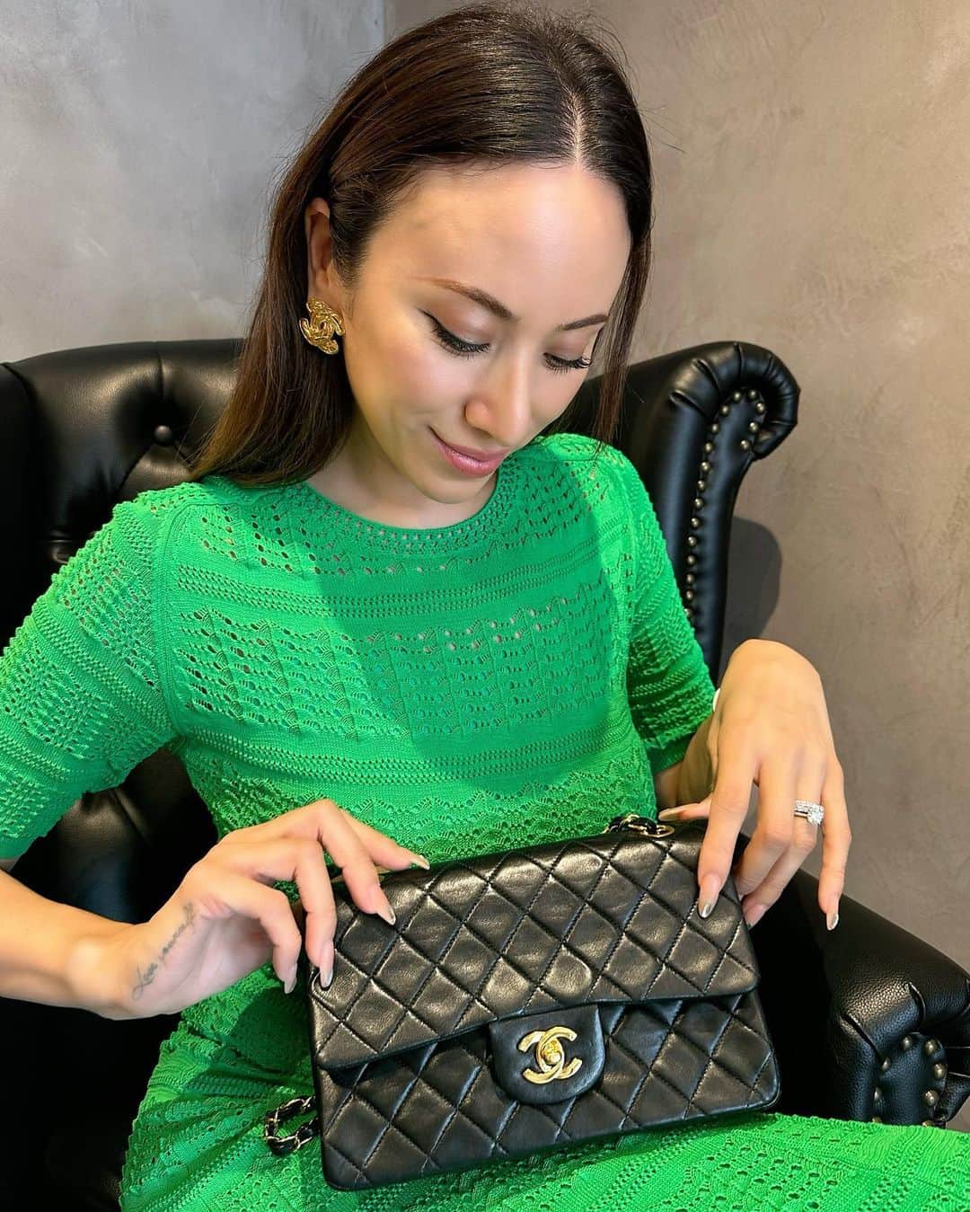 道端アンジェリカのインスタグラム：「@814_theboutique でみつけた、CHANELのヴィンテージアクセサリー✨ この大きくてゴロっとした感じがかわいい❤️❤️ @814_theboutique に置いてあるものは質が良くて素敵なものばかり🥰 ずっと人気のマトラッセもたくさん置いてありますよ👜✨ マトラッセはカジュアルでもなんでも使えるから1つは持っていたいよね🥰❤️」