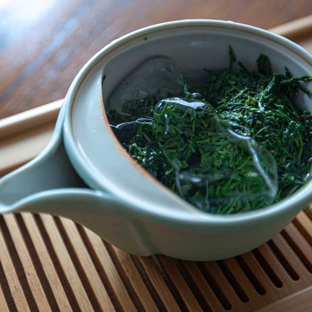 呑龍文庫ももとせのインスタグラム：「【お茶の教室】7/9-10 冷たいお茶の淹れ方  開店前のももとせで、 一緒に冷たいお茶を飲みませんか？  ももとせで人気の 「熱湯氷出し」の淹れ方をお伝えします。 冷たくておいしいお茶の淹れ方を知ってしまったら きっとすぐに実践してみたくなるはず。  レクチャーしたお茶と同じ 上級煎茶の茶葉50g(熱湯氷出し5回分）を お持ち帰りいただけますので、 是非ご自宅でも愉しんでください。  愉しいお茶の時間を一緒につくりましょう。  詳細・お申し込みはプロフィールページのリンクから @donryu.momotose  ■内容 上級煎茶の「熱湯氷出し」の淹れ方を お伝えしますので、 実際に淹れて飲んでみましょう。 もなか「招き猫」+ 本日のお漬物 + お干菓子 のお茶請けと共に、 甘くておいしい冷茶が5〜6煎愉しめます。 このほかに、コールドブリューの日常茶もお出しします。  ＊上級煎茶50g（熱湯氷出し5回分/¥1,404-）のプレゼント付き。  ・上級煎茶（熱湯氷出し） ・日常茶（コールドブリュー） ・もなか「招き猫」 ・本日のお漬物 ・お干菓子 ・上級煎茶茶葉50g（お持ち帰り）  ■日時 2023年7月9日(日) 第1席 / 11:00〜12:00 （全6席）  2023年7月10日(月) 第1席 / 11:00〜12:00 （全6席）  ■会費 3,000円（一名さま料金・税込） 予約制 / 事前お支払い  詳細・お申し込みはプロフィールページのリンクから @donryu.momotose」
