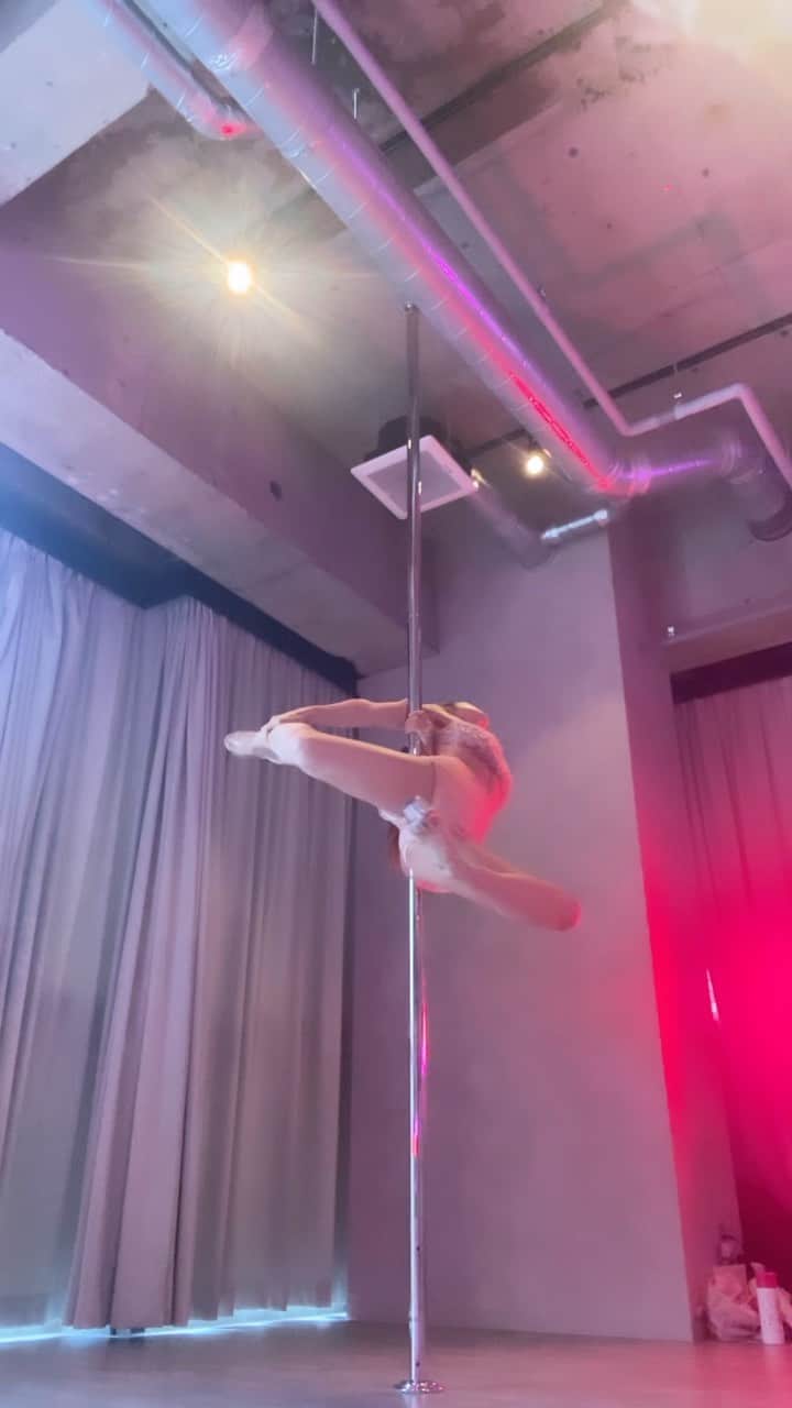 のインスタグラム：「@ayano.poledance 先生ヒールスピニング💕 脇で挟む技がたくさん💪 右脇、左脇どっちが得意かなんてpdをするまで考えたこともなかった😁  #pd #poledance #pole #ポールダンス　#始めて１年半」