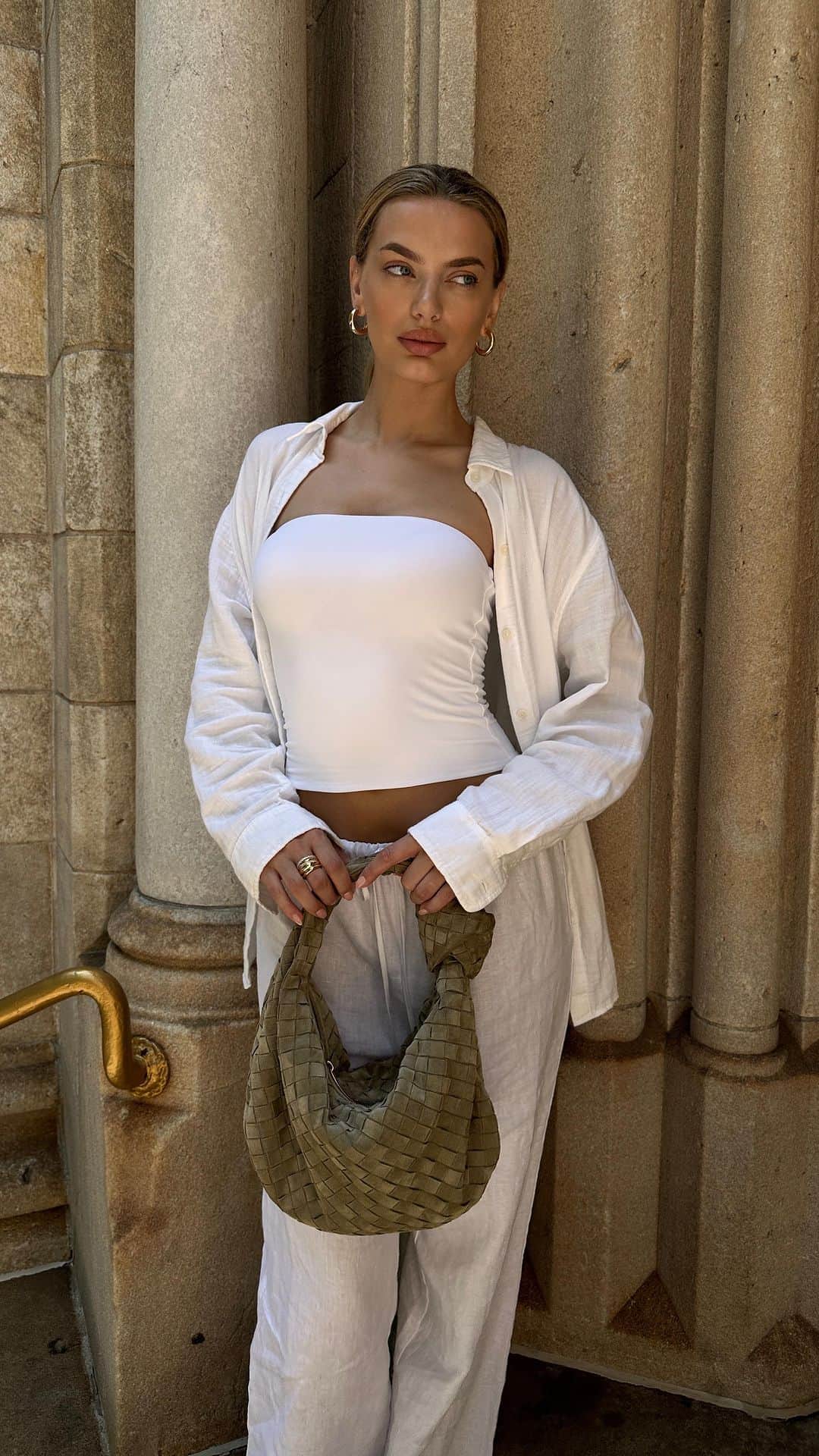 ブレッヒェ・ハイネンのインスタグラム：「Top @aritzia  Shirt @aritzia  Pants @reformation  Bag @newbottega」