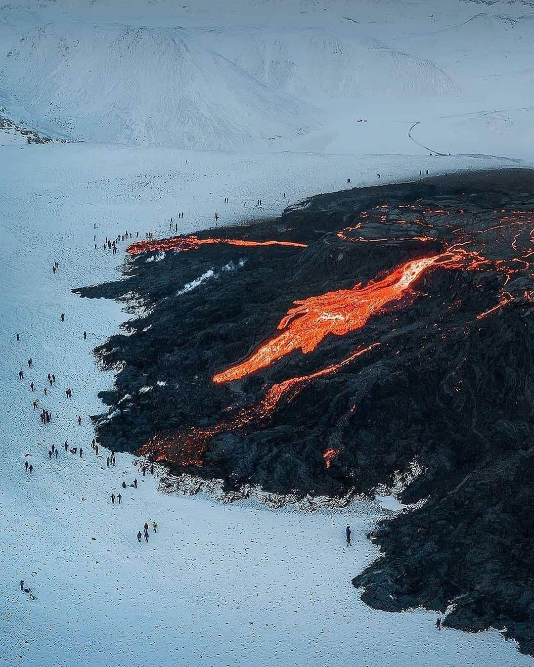 Earth Picsさんのインスタグラム写真 - (Earth PicsInstagram)「@arnarkristjans_photography — In 2021, a mesmerizing volcanic eruption near Reykjavik captured the attention of spectators for a remarkable six-month period, making it the longest eruption witnessed in Iceland in over 50 years.  The eruption commenced on the evening of March 19 in the vicinity of Mount Fagradalsfjall, situated on the Reykjanes peninsula southwest of Reykjavik. Throughout this incredible event, observers witnessed a range of breathtaking phenomena, from a gentle flow of lava to dramatic eruptions resembling geysers, spewing rocks and stones into the air.  This extraordinary natural spectacle quickly became a major tourist attraction, attracting a staggering 300,000 visitors, as reported by the Iceland Tourist Board.  📸 @arnarkristjans_photography  📍Iceland 🇮🇸」6月29日 23時26分 - earthpix