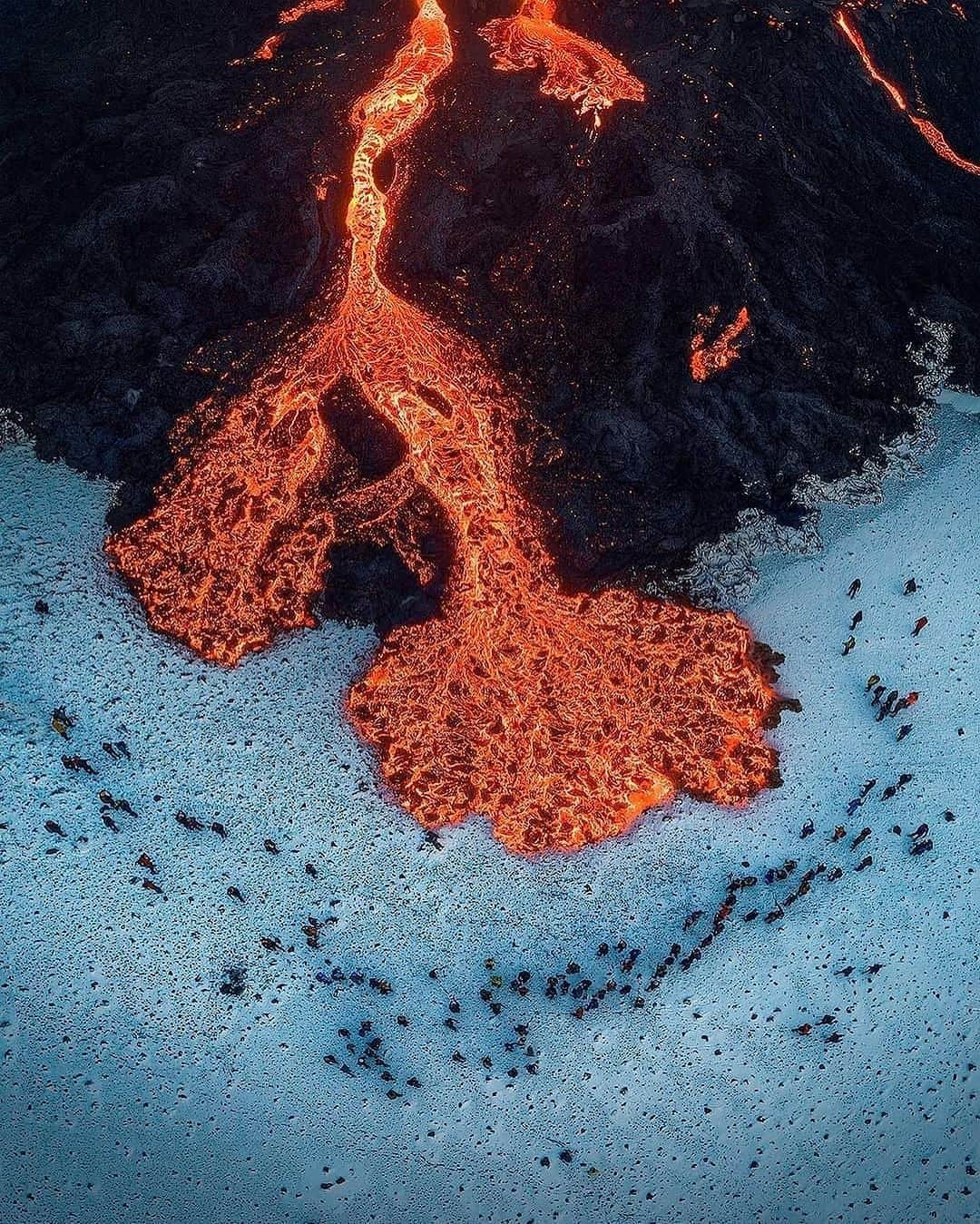 Earth Picsさんのインスタグラム写真 - (Earth PicsInstagram)「@arnarkristjans_photography — In 2021, a mesmerizing volcanic eruption near Reykjavik captured the attention of spectators for a remarkable six-month period, making it the longest eruption witnessed in Iceland in over 50 years.  The eruption commenced on the evening of March 19 in the vicinity of Mount Fagradalsfjall, situated on the Reykjanes peninsula southwest of Reykjavik. Throughout this incredible event, observers witnessed a range of breathtaking phenomena, from a gentle flow of lava to dramatic eruptions resembling geysers, spewing rocks and stones into the air.  This extraordinary natural spectacle quickly became a major tourist attraction, attracting a staggering 300,000 visitors, as reported by the Iceland Tourist Board.  📸 @arnarkristjans_photography  📍Iceland 🇮🇸」6月29日 23時26分 - earthpix