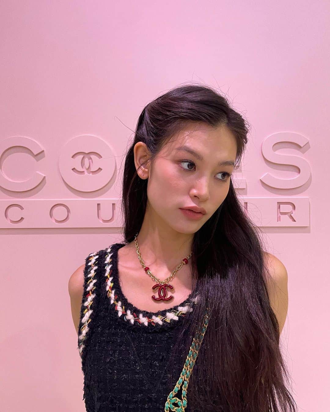 立花恵理のインスタグラム：「#광고 @CHANEL.BEAUTY.KOREA  ‘CHANEL Codes Couleur popup’  샤넬의 아이코닉한 컬러들을 감각적으로 경험할 수 있는 샤넬 코드 컬러 팝업에 다녀왔습니다! 포인트 터치업 서비스, 셀프 네일&메이크업 테스트 바, 포토 부스 등 다양한 액티비티를 즐길수있어요!!  그리고 리미티드 에디션 제품인 ‘코드 컬러 미러 / 코드 컬러 네일 파일 / 코드 컬러 브러쉬 세트’ 3가지 액세서리를 9가지 다양한 컬러로 만나볼 수 있습니다~✨  샤넬 코드 컬러 팝업에서는 샤넬의 아이코닉한 컬러를 만나 경험하시고 나만의 샤넬 컬러를 찾으로 오세요🤍  ▫️샤넬 코드 컬러 팝업▫️ 2023년 7월 5일(수) – 2023년 7월 30일(일) 11:00 – 20:00 (19:00 마지막 입장) 서울 성동구 아차산로9길 41 레이어 41 샤넬 공식 홈페이지를 통해 예약가능합니다💫  #CodesCouleur #샤넬코드컬러 #샤넬코드컬러팝업 #샤넬메이크업 #샤넬뷰티」