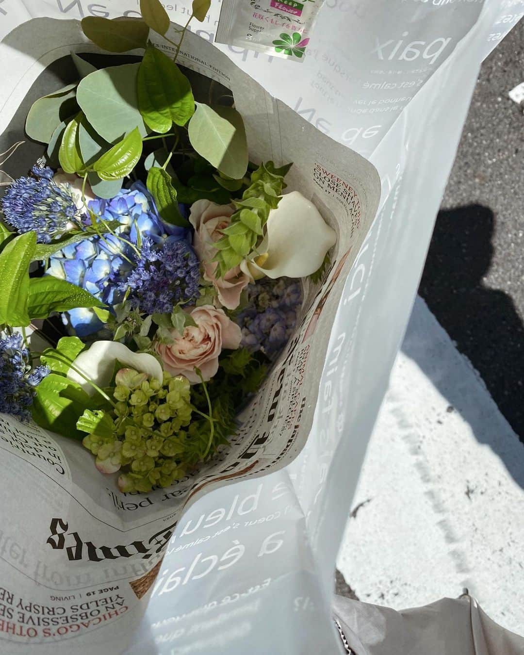 桃瀬りんかのインスタグラム：「・ 今回のお花は梅雨×涼し気なイメージでオーダー☔️🍃 部屋に飾るだけなのにすっごく癒される☺️💙 ・ ・ ・」