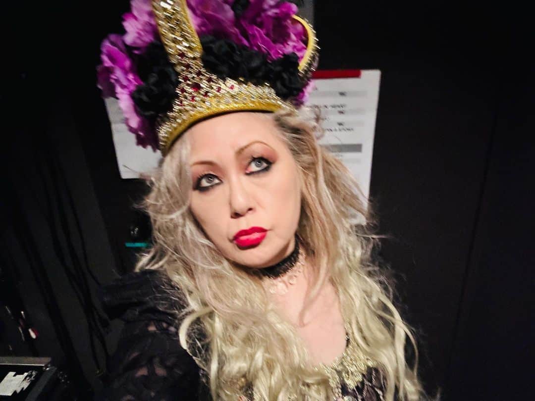 JILLのインスタグラム：「やっとnote、札幌編、書き終えてアップしました。  さてヒューリックはどんな衣装かなぁ💕 最後の勉さんクラウン、動画からだからボケてますが。笑笑  ヒューリック楽しみ😊  #7月02日_ヒューリックホール東京 —————————————- PERSONZ「I AM THE BEST TOUR」 6月18日_高知県立県民文化ホール グリーンホール 6月24日_札幌CUBE GARDEN 7月02日_ヒューリックホール東京 7月22日-仙台rensaホール 7月23日_函館金森ホール 8月04日_名古屋ダイアモンドホール 8月05日_大阪クラブクワトロ 8月11日_新潟LOTS 8月12日_高崎芸術劇場スタジオシアター 8月26日_福岡電気みらいホール —————————————-  #jillpersonz  #personz  #youtubepersonzチャンネル #note  #jillpersonz  #エアプレ #JILLプレ #ラジオ高崎 #三味線jill屋」