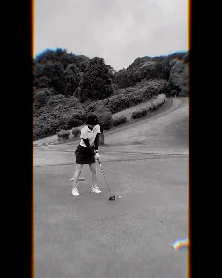 のインスタグラム：「この日は、ここしばらくで1番大叩き⛳️  不調続きだったし本当にゴルフやめようかなと思った笑笑  ただ、大好きなアプローチだけは調子良くて褒めてもらえたのでもう少し頑張ろうと踏ん張れた日😌💫  いい日もあれば悪い日もある･･･‼️ それがゴルフだよね？🥹  🔴112   #ゴルフ  #ゴルフ女子  #ゴルフ初心者  #ゴルフ成長記録  #golf  #golfswing  #golflover #ゴルフ練習　#ゴルフ好きな人と繋がりたい　#ゴルフラウンド　#ゴルフ上手くなりたい#golfbabes #golflife #golfstagram #golfing」