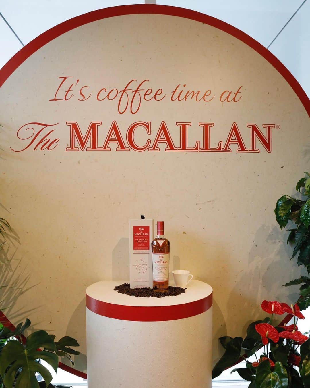 秋定麻紀子のインスタグラム：「「It’s coffee time at The Macallan ~二つの世界が共鳴し合う時間~」  ザ・マッカランから限定販売される「ハーモニーコレクション インテンスアラビカ」  その世界観や体験ができるイベントにお邪魔して来ました。  今回のハーモニーシリーズは ウイスキーとコーヒーの共通点や親和性。  ウイスキーとコーヒーの共通点、親和性を感じるプロセスブースは コーヒー好きの私にとって、癒しと発見のエリアでした。 普段、当たり前に飲んだり食べている素材には、多くの人や技術が重なって、私達の「当たり前」にできるんですよね。  体験ブースでは コーヒースペシャリストが 一滴一滴お湯を注ぐ点滴ドリップで淹れてくれるスペシャリティコーヒーと共に、インテンスアラビカをペアリングする事ができました。  限定のインテンスアラビカの味は コーヒーが入っていないのに ローストしたコーヒーのような余韻が残る不思議な味わい。 そこに近づける作り手の素晴らしさに感動しました。  ウイスキーとコーヒーが大好きな私にとって、本当に貴重で楽しい時間になりました。  会場がピエール・エルメ・パリ 青山ブティックだったので マカロンでペアリングも最高でした。  @themacallan_japan  #ザマッカラン #マッカラン #ハーモニーコレクション」