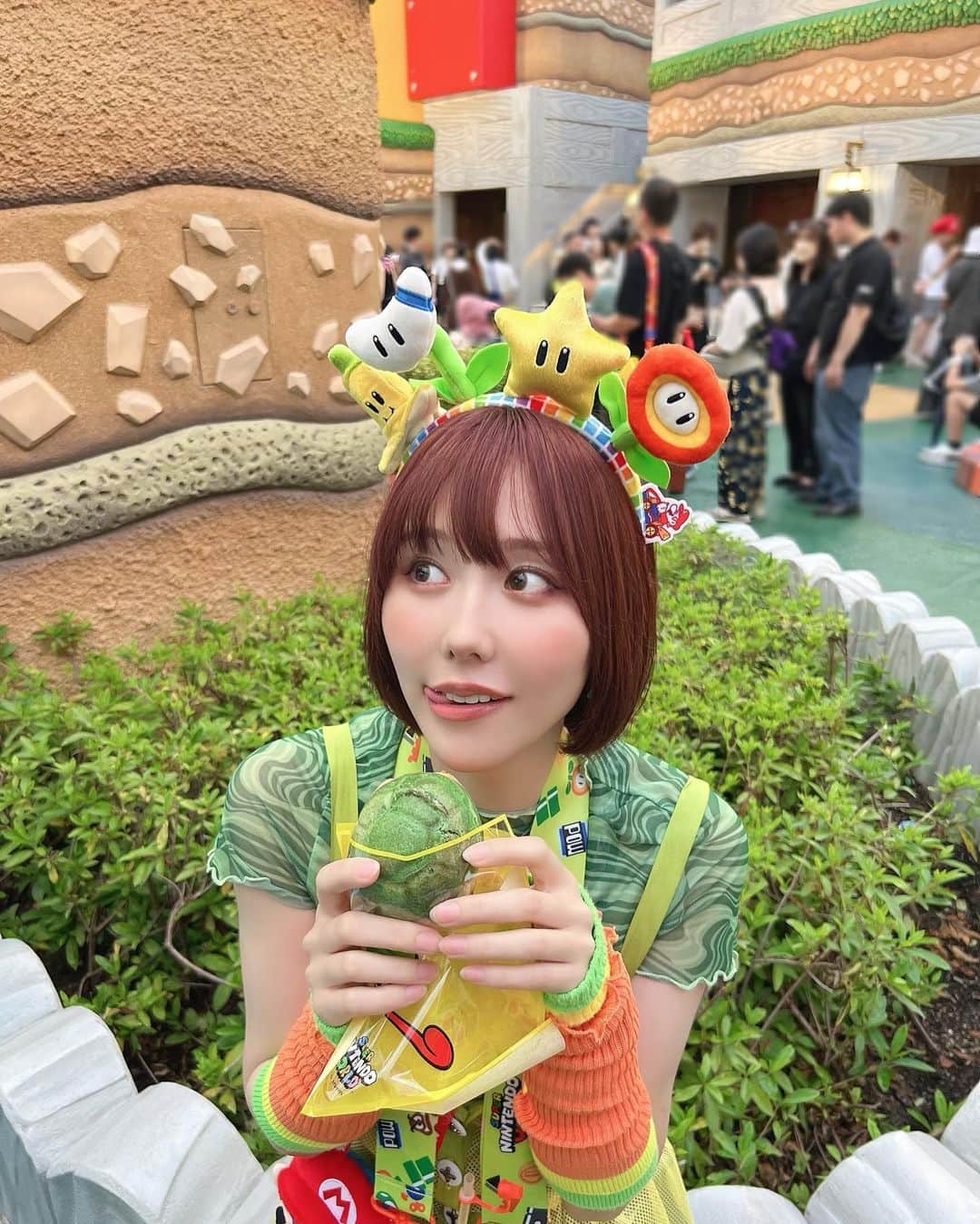 のインスタグラム：「ﾀﾗｯﾀｯﾀﾗｯﾀﾝｯ♪🍄 お家帰ったら、ママンに装備揃えすぎてスタッフさんよりスタッフやん！って言われたました🙃  #ユニバ #ユニバーサルスタジオジャパン #USJ #ユニバコーデ #マリオ #マリオコーデ #ファイヤーフラワーコーデ #自作服 #ハンドメイド服 #ユニバカチューシャ」