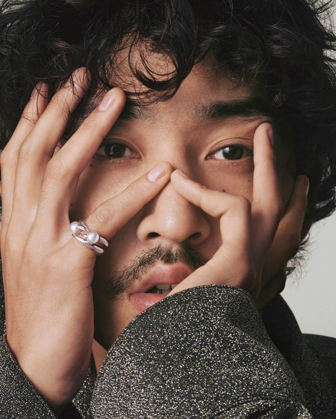 のインスタグラム：「@ellejapan x @tasaki_intl  @shuheiuesugi8  Photo: KINYA OTA @kinyaota Styling: SHINICHI MITA @mitershinichi Hair : YUSUKE MORIOKA @ручиии Makeup: TAMAYO YAMAMOTO @tamayoyamamoto Nail: AYAKA TANAKA @ayaka__tanaka Realization: SHIHO AMANO @shihoamanda  #ELLE #Japon #tasaki #上杉柊平」