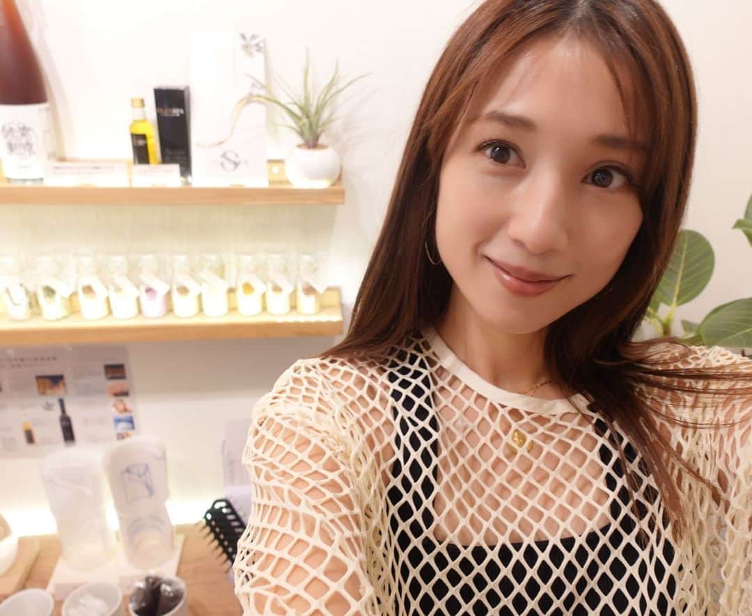 広瀬未花のインスタグラム：「ここ最近、眼精疲労と睡眠の質の低下に悩まされていたので...  初めてのヒノキ酵素温浴に行ってきました♪  @kousotokyo.natura   380種類以上のこだわりの原材料でつくられる酵素温浴。 特に、米糠は精米後まも無い新鮮なものを厳選しているそう。  このフワフワな中にスッポリと入るのですが、 開始して2.3分程度で既に身体の芯から温まってきて、じんわりと汗が。 ポカポカで、気持ち良すぎる♡ そして、目元までしっかり温めてくれるので、目の疲れも和らぎます🌱  初回なので15分のコースでしたが、驚く程全身が芯から温まって 汗もかいてました！ 温浴やサウナとはまた違い、内臓までじんわりと温まるので、冷え性の方にはかなり良さそう。  身体の深部から温まって、 かなりリラックスできたし 夜もぐっすり眠れるといいな〜♪  ちなみに、酵素東京さんは専用着を着用しています！また毎日一部新しいものを入れてメンテナンスしているので、衛生面も安心。  お風呂上がりに出してくれる 酵素ドリンクも美味しかった🥤  夏場はクーラーで身体が冷えてることも多いから、また来たいな🌱」