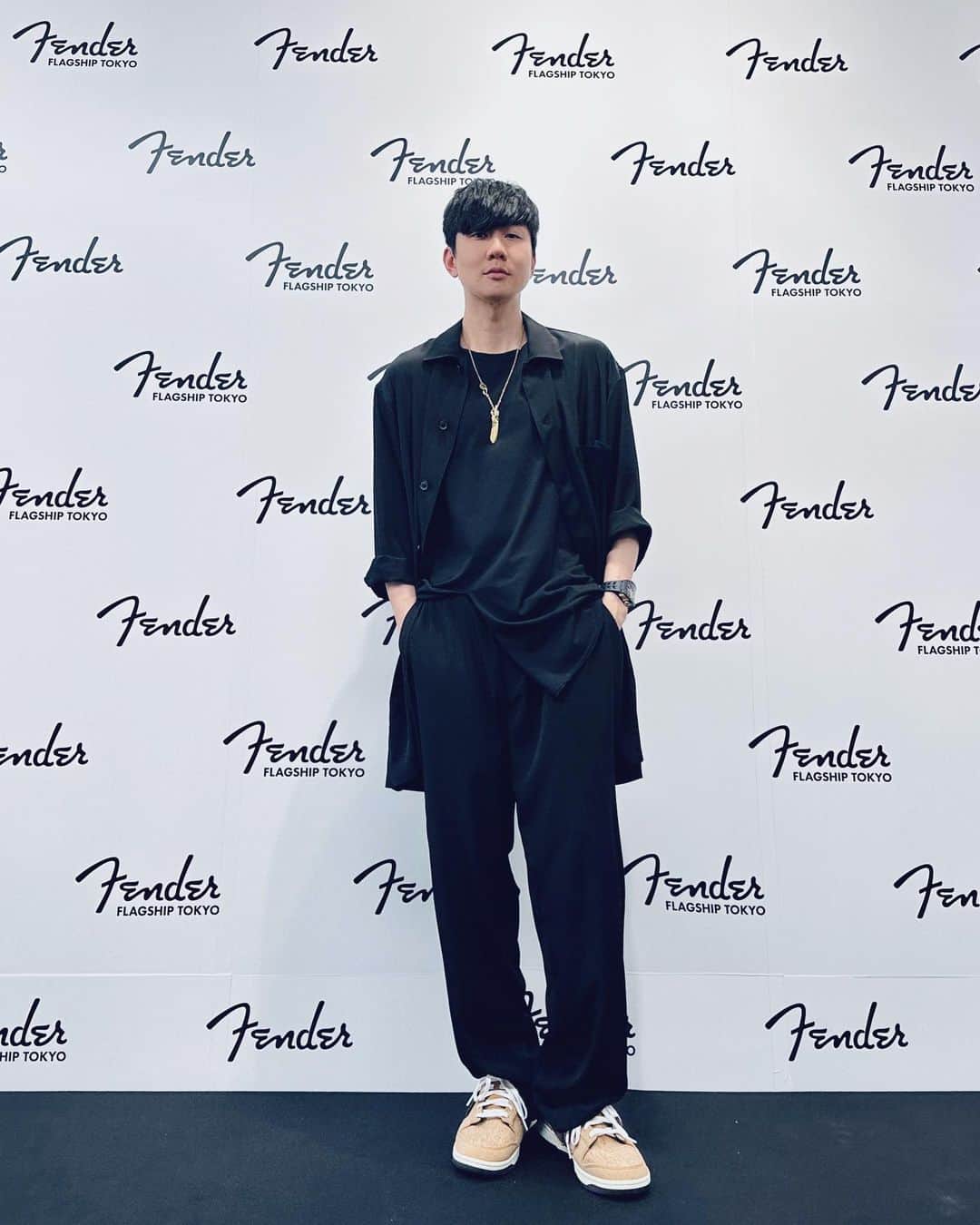 林俊傑のインスタグラム：「Thanks for showing us a great time at @fender ! Can you guess the concept behind my custom guitar design?  期待我專屬設計的聯名限定款電吉他！猜猜看我會用什麼設計概念？   #fenderflagshiptokyo」