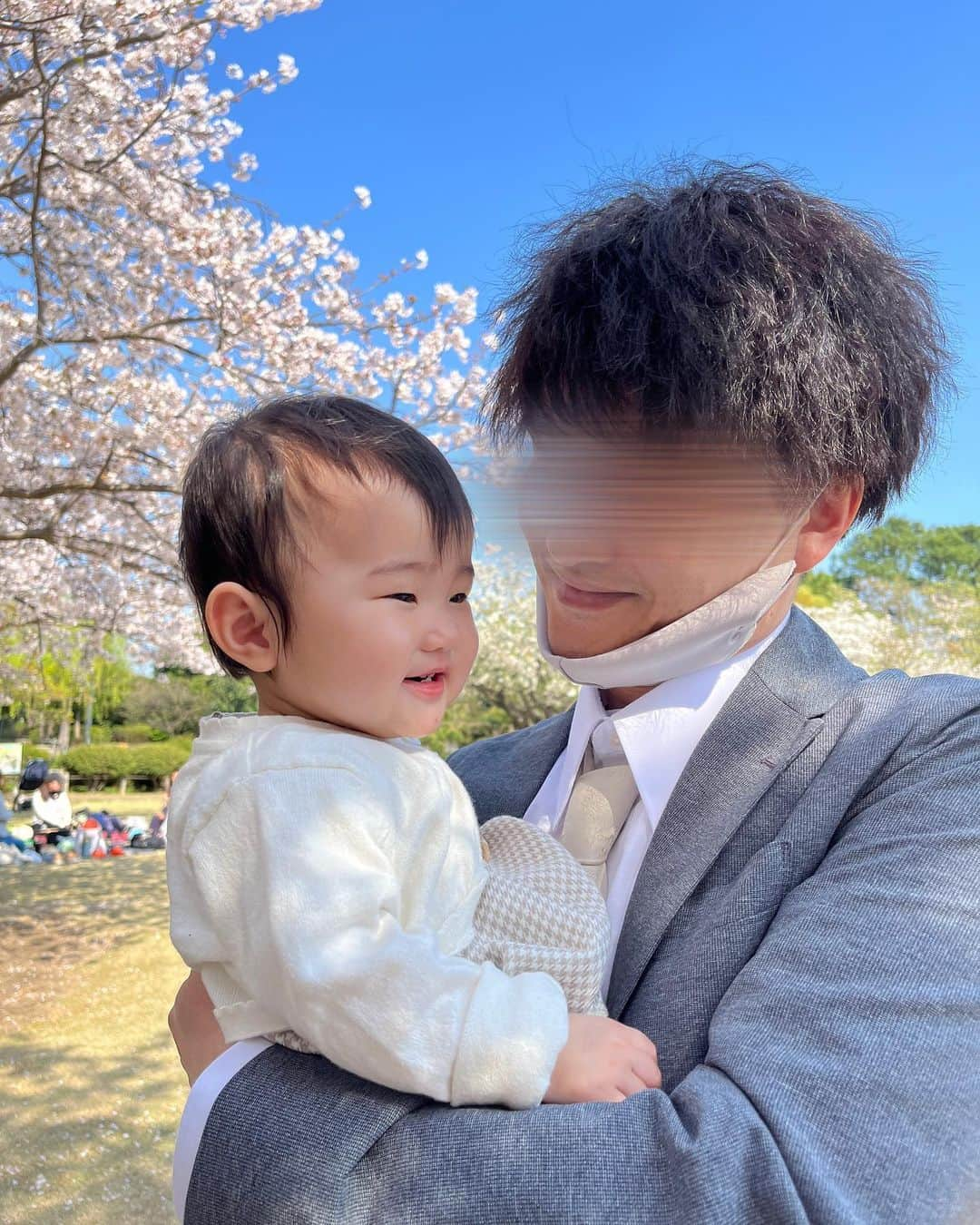 大石亜里紗のインスタグラム：「2023年5月13日より復帰させて頂いています👶🏻🤎´ˎ-  2022年3月より1年ちょっとのお休みを頂き ママとして子育てに励んできました🐰💓  2023年4月30日で娘も1歳になりました🫶🏻  時差になりますが写真は入園式の時であえてパパにはモザイクかけてみました🤣  今後はママさん美容師としてより多くのお客様に 親身に寄り添ってお仕事させて頂こうと思っていますので 今後ともよろしくお願いします♡  溜まっていたお写真バンバン載せていきます🧦 ⁡ ⁡ 色っぽくて上品な印象にしてくれる #オトナベージュ ⁡ 髪にツヤと透明感が出て肌映え効果も♡ ⁡ 画像は保存してカウンセリング時にお使いください🐾 ⁡ ⁡ ◌𓈒𓂂ベージュカラーおすすめの理由𓂂𓈒◌ ☑︎ブリーチなしでもできる ☑︎肌の血色がよくみえる◎ ☑︎日本人に馴染みやすいカラー ☑︎ブラウン、ホワイト、ブラックなどどんなコーデにも合う ☑︎赤味をうまく消していかせる ☑︎縮毛矯正をしているひとでもできる ⁡ ⁡ 🏷おすすめmenu🏷 ベージュカラー:ブリーチなしでもできる透けるカラー ↪︎ダメージレスにこだわったケアカラー🕊🤍 【 𝐩𝐫𝐢𝐜𝐞𓂃¥13,200~ or ¥8,800~ 】 ⁡ ミルクティーカラー:ケアブリーチを使用したミルクカラー ↪︎透明感あふれるシアーカラー🦙🤎 【 𝐩𝐫𝐢𝐜𝐞𓂃¥13,200~ 】 ⁡ ハイライトカラー:リタッチが気にならず色もちも◎ ↪︎細かいハイライトがかわいいカラー🦔🤍 【 𝐩𝐫𝐢𝐜𝐞𓂃¥8,800~ 】 ⁡ ⁡ DM✉︎ capa_arisa TEL☽0467-87-2324 ⁡ ⁡ #透明感カラー #色素薄い系カラー #色素薄めカラー #柔らかカラー #赤み消しカラー #ベージュカラー #ベージュヘアカラー #まろやかベージュ #ミルクティーベージュ #ミルクティーベージュカラー #クリーミーベージュ #クリーミーベージュカラー #ロイヤルミルクティーベージュ #ロングヘアカラー #ミルクティーカラー #上大岡ヘアサロン #上大岡ハイトーンカラー #上大岡ハイライトカラー #上大岡ベージュカラー #上大岡ミルクティーカラー #上大岡ヘアカラー #上大岡ハイトーンカラー #上大岡美容師 #上大岡美容室 #上大岡サロン #横浜美容室 #横浜サロン #戸塚美容室 #戸塚サロン」