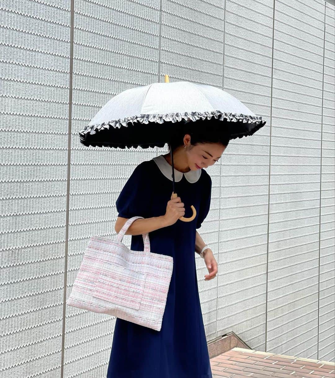 のインスタグラム：「- 暑い〜☀️💦  日焼けもですが、、、熱中症にならないようにしましょうね🥵  親友と語ったお昼😌 本当ほっこりする。 昔話もしたりw 20代の頃、一緒に旅行したな〜✈️また行きたいな💼(珍道中w)  2枚目の写真は、カラスが子育て時期には子を守る為に攻撃的になる、、、と攻撃的なカラスを見て喋ってる時。 カラスに頭を突かれたら痛いだろな💦」