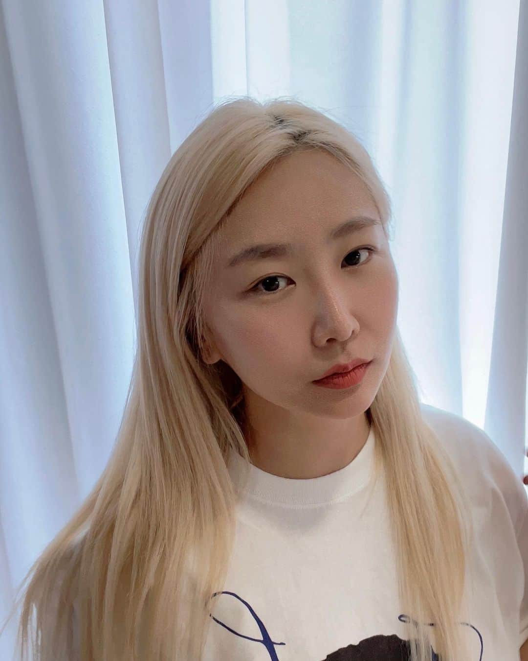ジェアのインスタグラム：「눈썹 흉터 때문에 빈 곳이 내내 거슬렸는데 드디어 채움 😃 왜 이제야 했지?  좀 많이 맘에드네 🫶🫶   요즘 미루고 미룬일 도장깨기중 💪 -눈썹타투 ✔️ -작업실 청소✔️ -아킬레스건 늘리기  -한라산 영실코스 등반  -샤이니 ㅇㅇㅇㅇ커버하기  -등근육 만들기  등등 … 많지만 하나하나 클리어 하다보니 오기생김 !! 일단 뱉었으니 다 해야지!  9월안엔 다 해 내길 !! 🐶🐶」