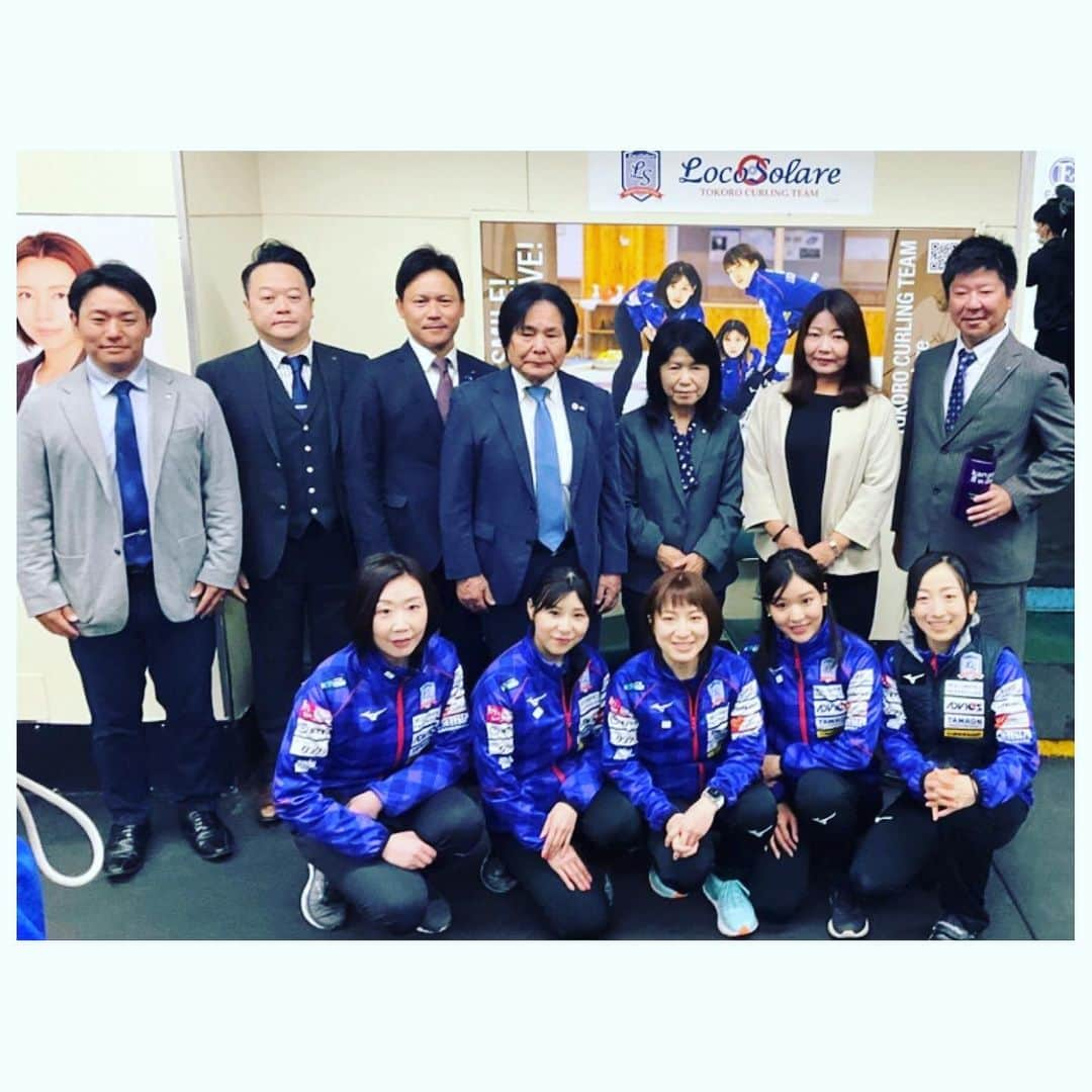 吉田夕梨花さんのインスタグラム写真 - (吉田夕梨花Instagram)「. . 「ロコソラーレとエンジョイカーリング」 . . . 先日沖縄南風原町でカーリング体験会をしてきました！ . . . 体験会には初めてカーリングする方も経験者もいて、でも全員が２時間の中でどんどんどんどん上手くなっていくのを見ているのが楽しかったですし、「カーリングが好き」「ロコが好き」で人と人が繋がっていく瞬間に立ち会えて幸せでした☺️✨ . . .  私たちの夢を叶えてくれて、実現させてくれた地域町おこし協力隊のみなさん、沖縄県協会、サザンヒルアイスアリーナのみなさん、その他にも沢山の方々の協力があって実現したこの日は本当に大切な1日でした☺️ ありがとうございました！ . 本当カーリングって素敵だなぁ♡ . . . #エナジックスポーツワールド #サザンヒル #沖縄 #南風原町 #はえるん  #地域町おこし協力隊 #カーリング #ロコソラーレ @kitami.curlingokoshi」6月29日 15時09分 - yurikayoshida77