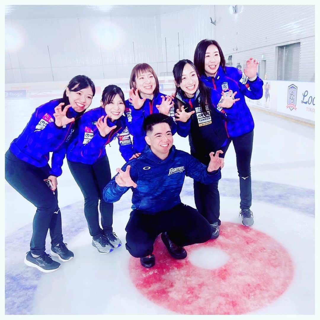 吉田夕梨花さんのインスタグラム写真 - (吉田夕梨花Instagram)「. . 「ロコソラーレとエンジョイカーリング」 . . . 先日沖縄南風原町でカーリング体験会をしてきました！ . . . 体験会には初めてカーリングする方も経験者もいて、でも全員が２時間の中でどんどんどんどん上手くなっていくのを見ているのが楽しかったですし、「カーリングが好き」「ロコが好き」で人と人が繋がっていく瞬間に立ち会えて幸せでした☺️✨ . . .  私たちの夢を叶えてくれて、実現させてくれた地域町おこし協力隊のみなさん、沖縄県協会、サザンヒルアイスアリーナのみなさん、その他にも沢山の方々の協力があって実現したこの日は本当に大切な1日でした☺️ ありがとうございました！ . 本当カーリングって素敵だなぁ♡ . . . #エナジックスポーツワールド #サザンヒル #沖縄 #南風原町 #はえるん  #地域町おこし協力隊 #カーリング #ロコソラーレ @kitami.curlingokoshi」6月29日 15時09分 - yurikayoshida77