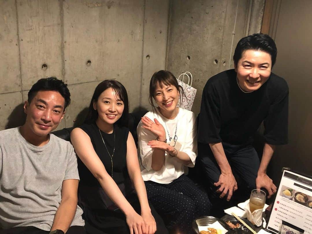 鈴木杏樹さんのインスタグラム写真 - (鈴木杏樹Instagram)「NHK連続テレビ小説✨ 『芋たこなんきん』  2006年に出逢ってから ずーーーーーーーーーっと仲良し💓  定期的に 食事会 誕生会 舞台鑑賞 旅行 などなど ずーーーっと会い続けてきました💓  そして✨ 当時まだちっちゃかった 『花岡町子』役の娘たちは もうすっかり大きくなって✨ 素敵なレディになっています🥰  6月は杏奈ちゃんのバースデー🎂🎉🎈 みんなで加山徹くんの舞台を観に行って‥ 杏奈ちゃんのお誕生日もお祝いできて‥ 本当によかった。。。💖  いい日でしたっ😄✨  杏奈ちゃんにとっても いい日になってたらいいな💓  #鈴木杏樹#AnjuSuzuki  #NHK朝の連続テレビ小説  #芋たこなんきん  #2006年  #芋たこ会 #加山徹 くん #にわつとむ くん #尾高杏奈 ちゃん #舞台鑑賞  #さまよう理性  #お誕生日会  #ハッピーバースデー 🎊」6月29日 15時02分 - anju.suzuki_official