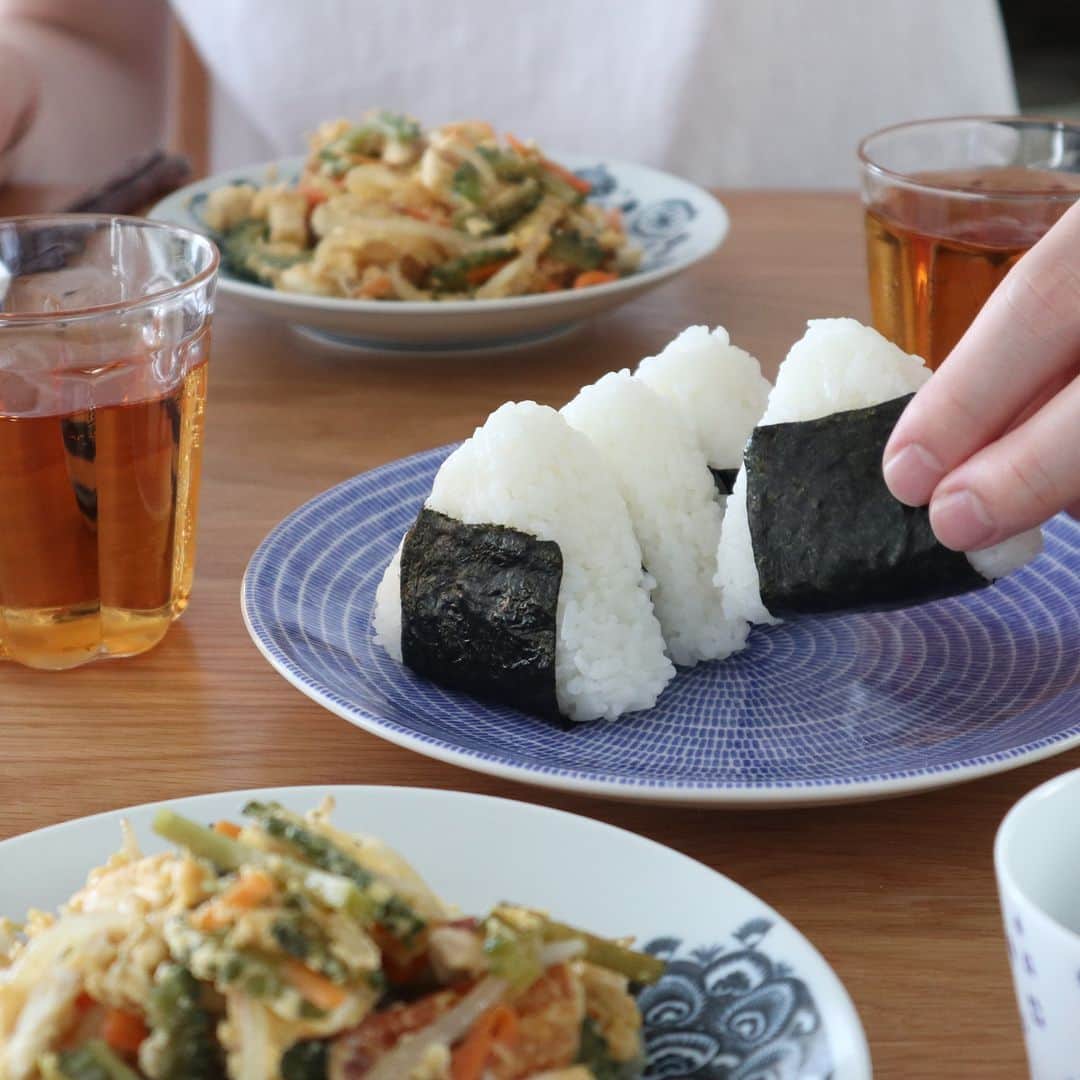 ムクリ［mukuri］さんのインスタグラム写真 - (ムクリ［mukuri］Instagram)「するりと食卓に溶け込み、いつの間にか少しだけ暮らしが豊かになる〜私の好きな北欧食器  写真を見ていると、 ご家族の楽しそうな声が聞こえてきそうな chieさんの食卓。  テーブルを彩るのは、 デザイン性と実用性を兼ね備えた北欧食器です。  好きな映画に憧れた使い方をしたり、 ご家族の好物をたくさん作ったり。  「するりと食卓に溶け込み、いつの間にか少しだけ暮らしが豊かになる」  まさに、その通りですよね。  今ではご家族も一緒に 器を楽しまれている様子もほっこりします。  美味しそうなお料理もあわせて、 ぜひご覧ください＾＾  ▶︎ご紹介した読みもの 「北欧食器」で検索するとご覧いただけます  –––––––––––––––––– ムクリ公式アカウントでは くらしの中にある"好き"や"コダワリ"を毎日お届け。  インテリア、整理収納から家づくりなど 日常で参考になる情報から サラッと読める短編コラムまで ご紹介していますのでフォローしてぜひご覧ください。 ▶︎ @mukuri_official ・  「 #ムクリ 」のタグもいつも楽しく拝見しています☺️  オリジナルブランドは @daily_mukuri  くらしの中にあったらいいいな、 そんな商品を企画・制作、集めています。 ––––––––––––––––––  #北欧インテリア #北欧食器 #北欧雑貨 #食器 #キッチン雑貨 #スヌンタイ #アラビア #iittala #イッタラ #フルッタ #フローラ #キッチン #おやつ #ダイニング #台所 #kitchen #おうち時間 #マイホーム #注文住宅 #無印良品 #暮らし #暮らしを楽しむ #花のある暮らし #緑のある暮らし #日々の暮らし #くらしの編集 #ムクリ」6月29日 15時05分 - mukuri_official