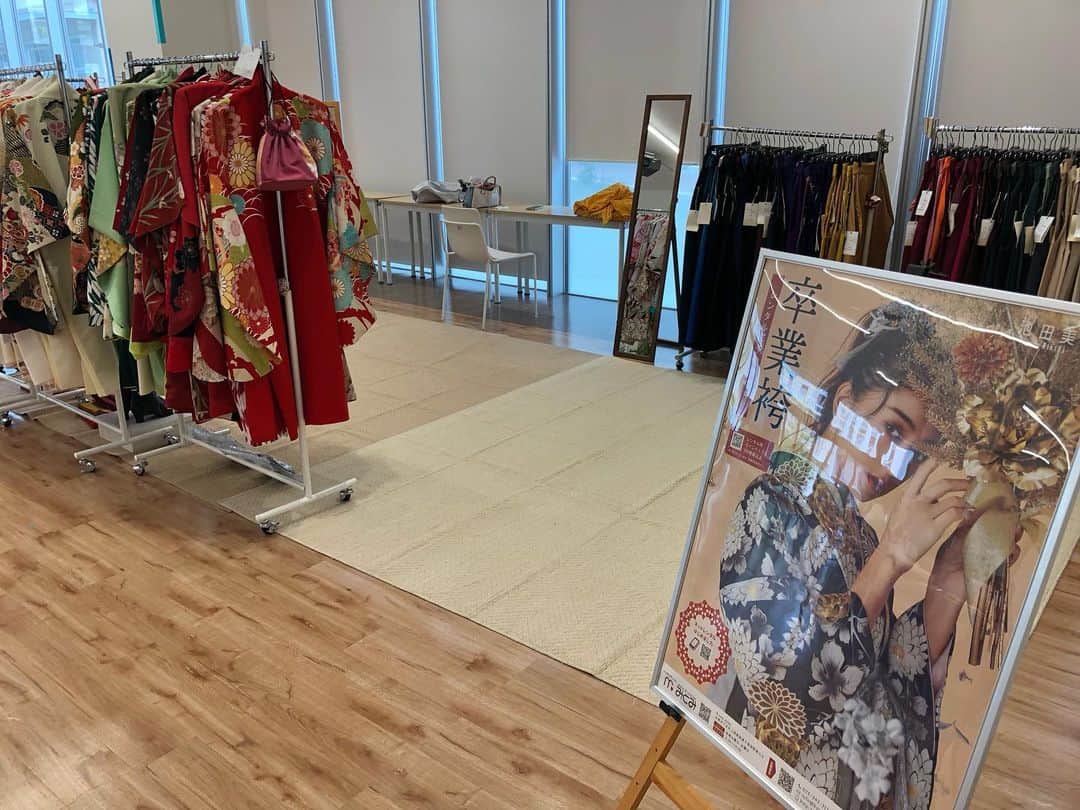 婚礼＊振袖＊袴＊レンタル みとみのインスタグラム：「京都先端科学大学にて卒業式袴の展示会を開催しております♪  今年の新作袴や着物も展示しておりますので気になる方は是非ハピネスホールまでお越しください☺️  気になる商品は試着も出来ます！  袴のみのレンタルも大歓迎！  #池田美優 #みちょぱ #卒業袴 #卒業袴レンタル #卒業式 #袴 #着物 #着物レンタル #京都 #kimono #kyoto」