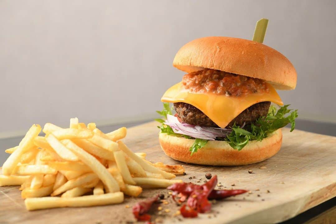 ザ・グラン銀座　(THE GRAND GINZA) のインスタグラム：「🍔🔥🌶  【夏季限定】SPICY BURGER   国産牛100％パティにチーズ、トマト、レタスをサンド シェフ厳選の数種のスパイスと香味野菜の香りを合わせたオリジナルソースで仕上げた至極のハンバーガー THE GRAND LOUNGEにてお愉しみください  ▼販売期間 2023年7月1日(土) ～ 8月31日(木)  ▼販売価格 2,600円（税込・サービス料別） ※別途サービス料10%を頂戴致します  ▼提供場所 THE GRAND LOUNGE   ▼予約方法 お電話のみ 03-6263-9740 ※お席のみのご予約は平日限定とさせていただいております  #銀座 #銀座シックス #ザグラン銀座 #グラン銀座 #thegrandlounge #東京カフェ #東京カフェ部 #カフェ #銀座カフェ #カフェスタグラム #カフェ巡り #カフェ好き #スパイシー #spicy #ハンバーガー #スパイシーバーガー #hamburger #thegrandginza #grandginza #ginza #ginzasix #followme #like4like #foodie #foodstagram」